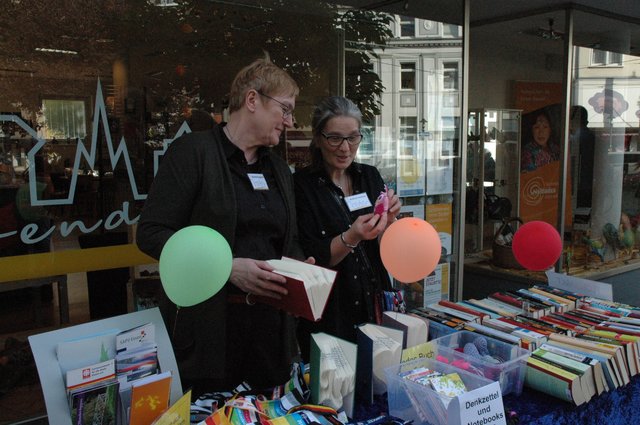 Informationen über die Angebote, Bücher und witzige Bastelarbeiten gab es am Stand des Kirchenladens "mittendrin".