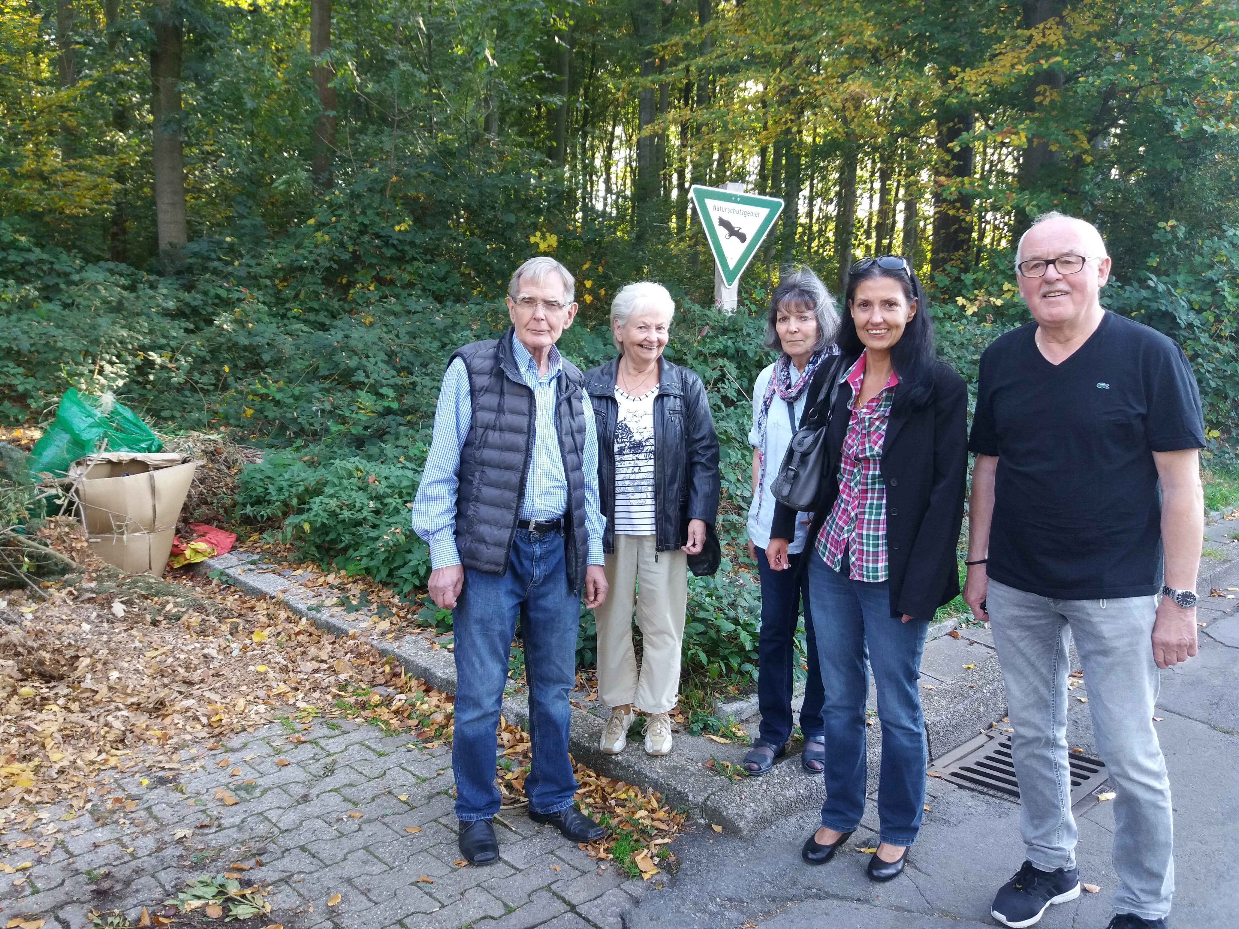 Ortstermin der CDU Lindenhorst am vermüllten Grävingholz (v.l.n.r.): Gerd Grundmann, Anne Uhlig, Ilse Wever, Vorsitzende Michaela Uhlig und Wolfgang Stanschus, der seine Partei auf die Missstände dort aufmerksam machte.