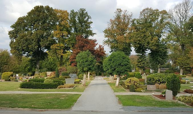 Der Ev. Friedhof in Wickede: Blick von der Trauerhalle in nördlicher Richtung