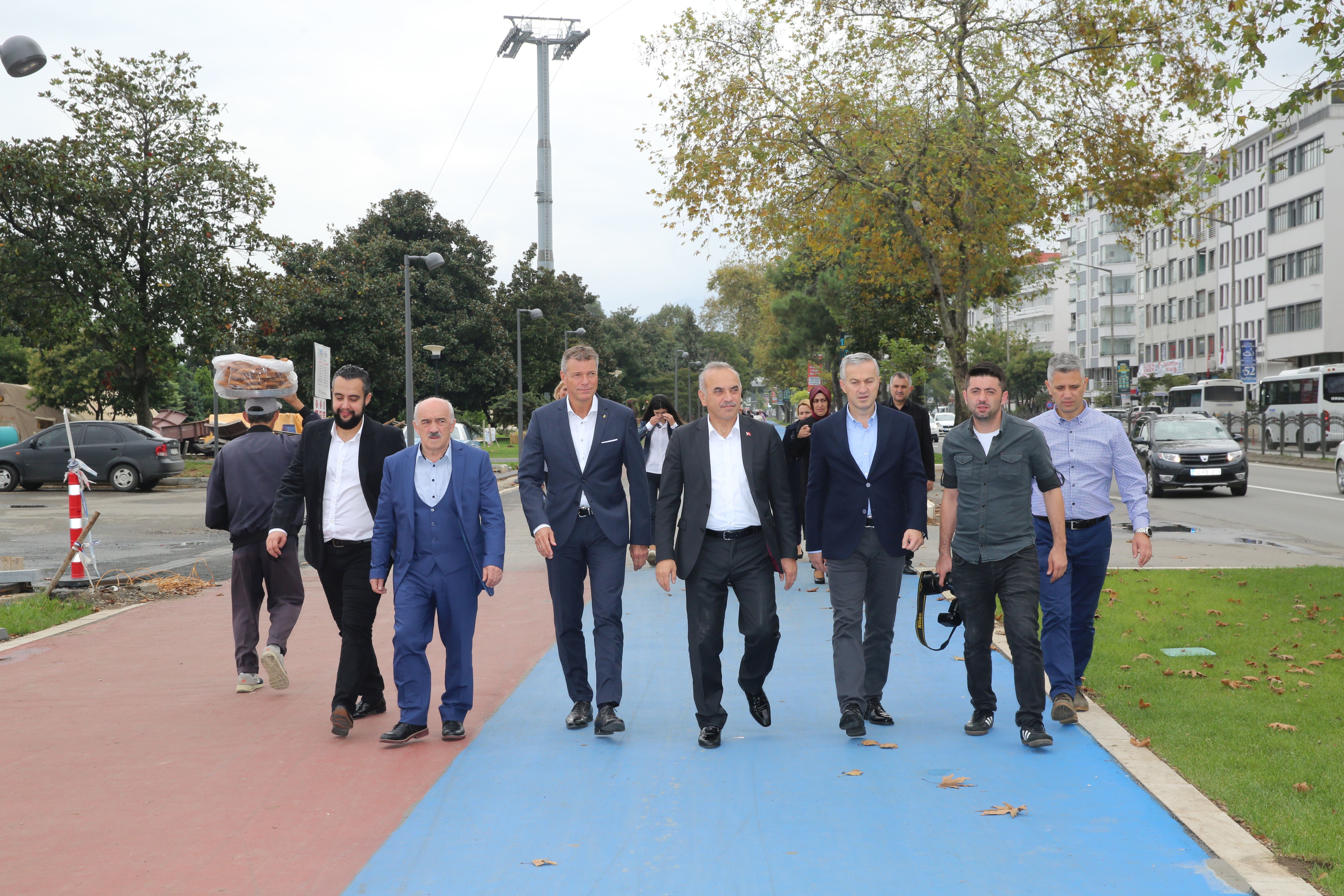Beim Besuch der Recklinghäuser Delegation in Altinordu stand auch ein Gang über die Promenade der Küstenstadt auf dem Programm: Integrationsratsvorsitzender Sinan Özen (l.) und Bürgermeister Christoph Tesche (3.v.l.) wurden von Bürgermeister Celal Tezcan, Oberbürgermeister Engin Tekintaş, Vize-Bürgermeister Aydin Şaşmaz und Recep Altun, Mitarbeiter des Presseamtes in Altinordu (v.l.) begleitet. 