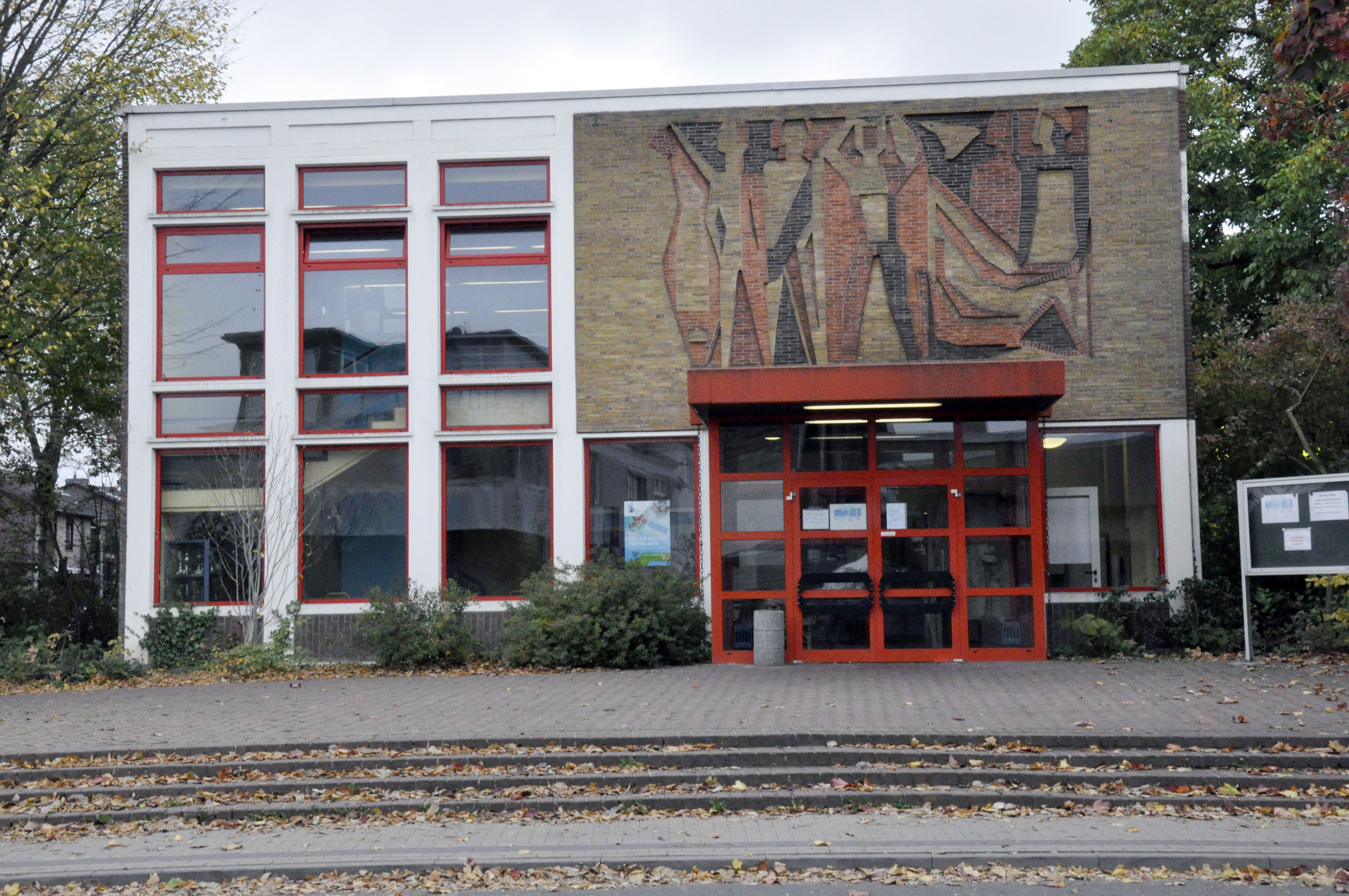 Über dem Haupteingang des Hallenbades begrüßt ein Backsteinrelief die eintretenden Schwimmer.