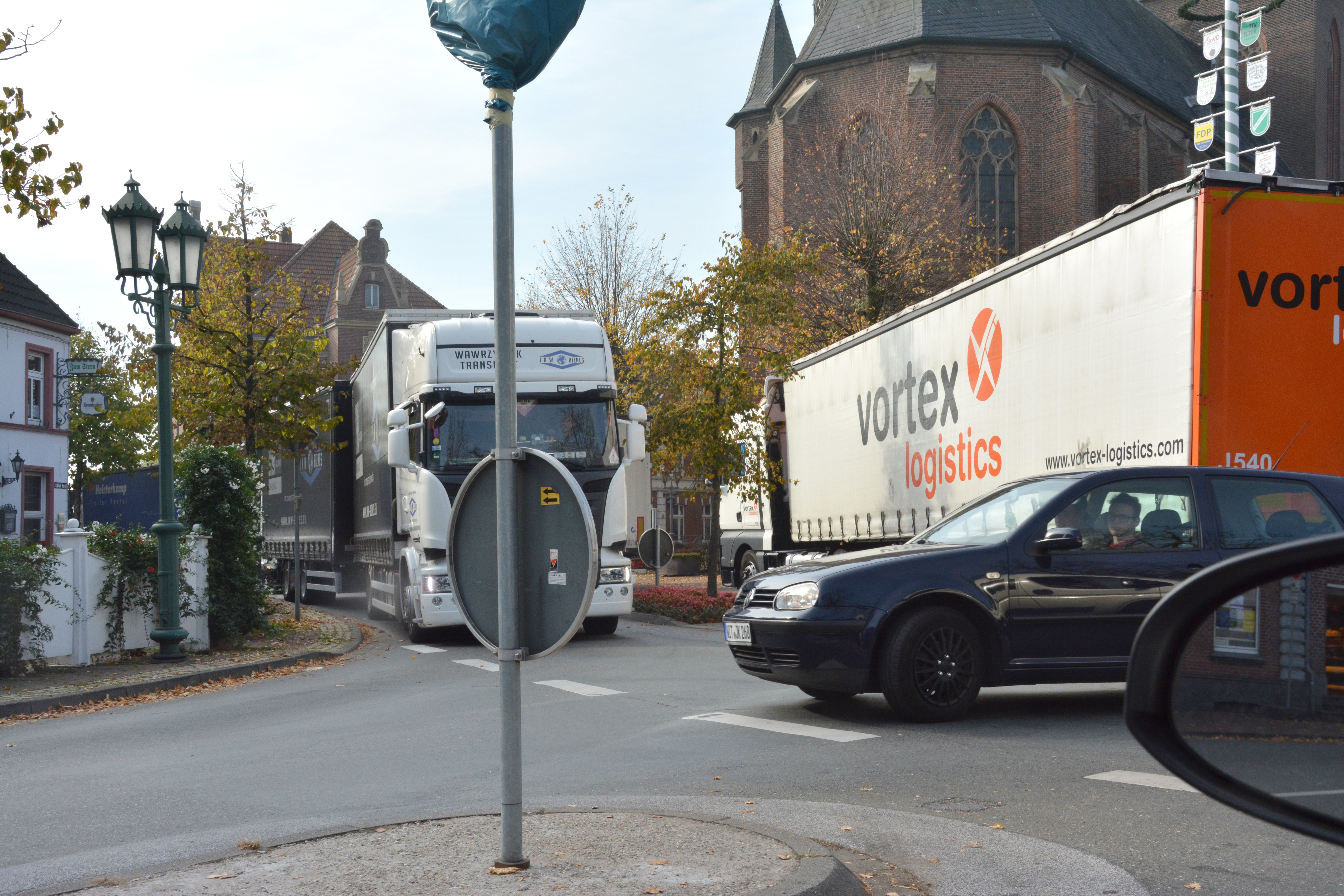 So sah es Mittwoch und Donnerstag in Elten aus. Ein Lastwagen nach dem anderen versuchte so gut wie möglich durch den Ort zu kommen. Foto: Jörg Terbrüggen