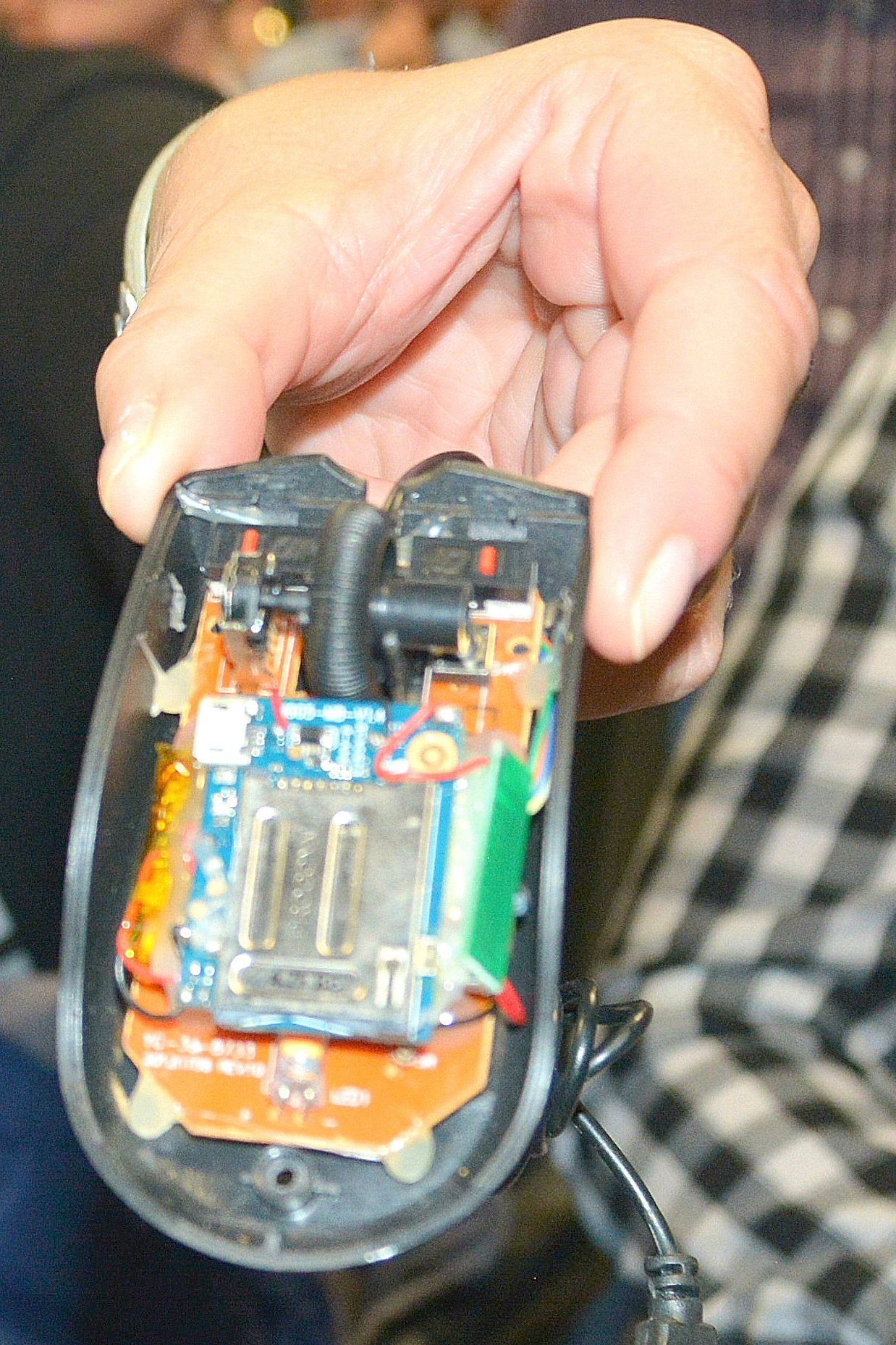In diesem technischen Wirrwarr ist schnell ein Überwachungs-Chip versteckt. Foto: peb