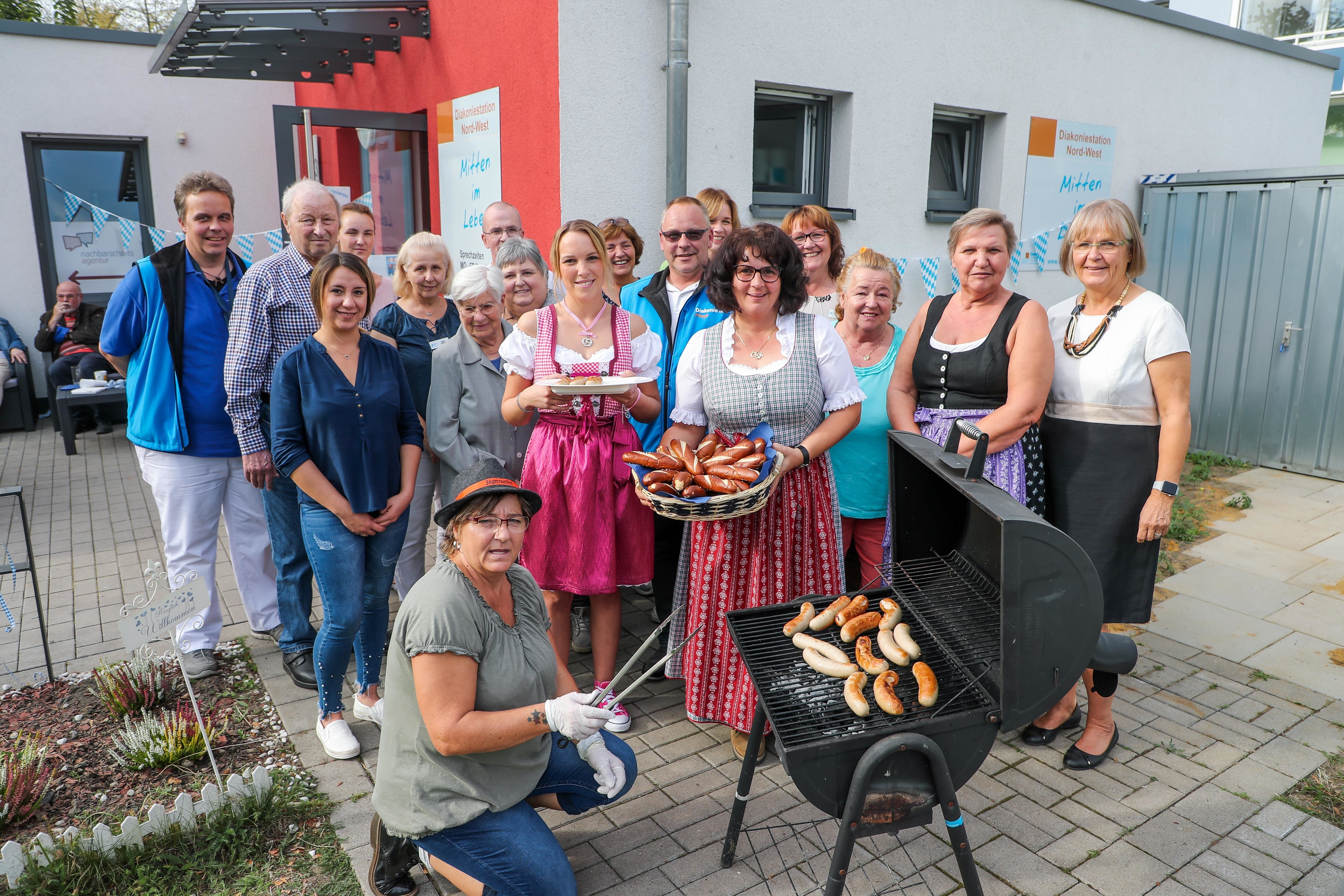 Mitarbeitende und Besucher der Diakoniestation Nord-West, darunter Diakonie-Geschäftsführerin Anne Rabenschlag (r.), beim Oktoberfest in Mengede.