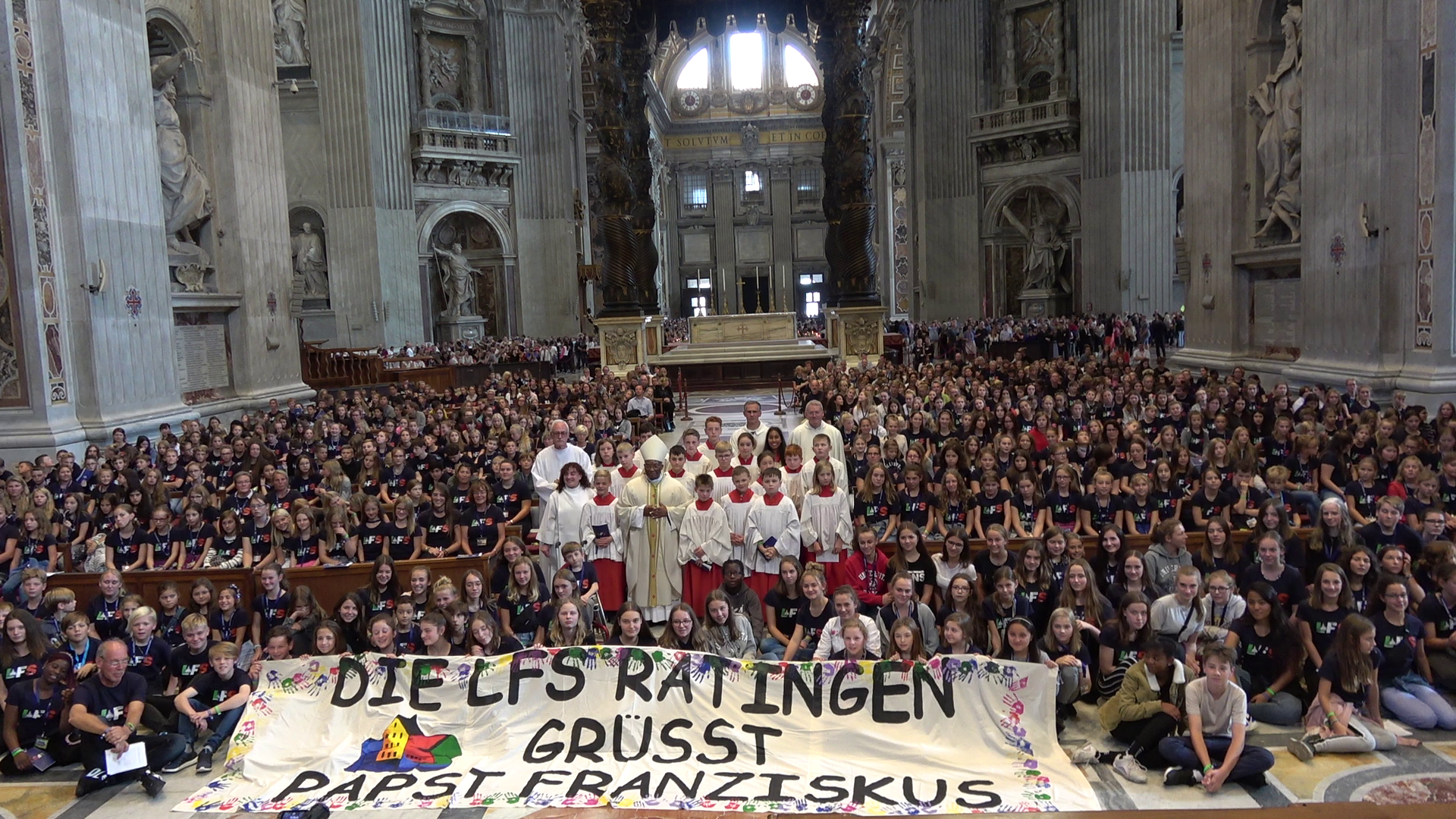 Die Pilgergruppe der Liebfrauenschule im Petersdom.