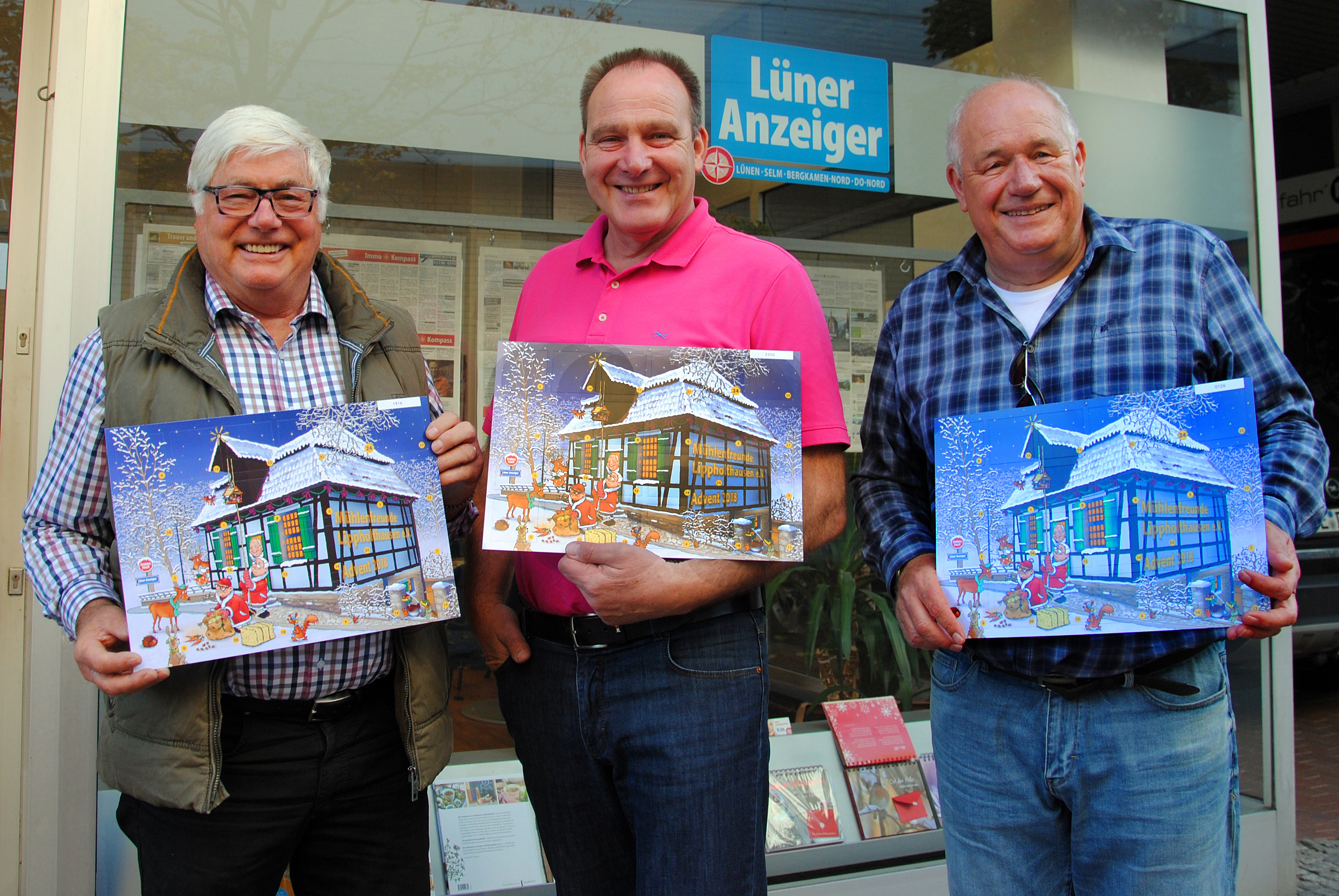 Dieter Möller (l.) und Wilfried Weineck (r.) vom Vorstand der Mühlenfreunde Lippholthausen sowie Ralf Darpe, Objektleiter des Lüner Anzeigers, mit dem Adventskalender.