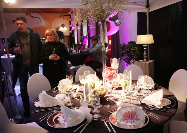 Bei einer perfekten Hochzeit darf eine festliche Tischdekoration nicht fehlen. Foto: Schulte