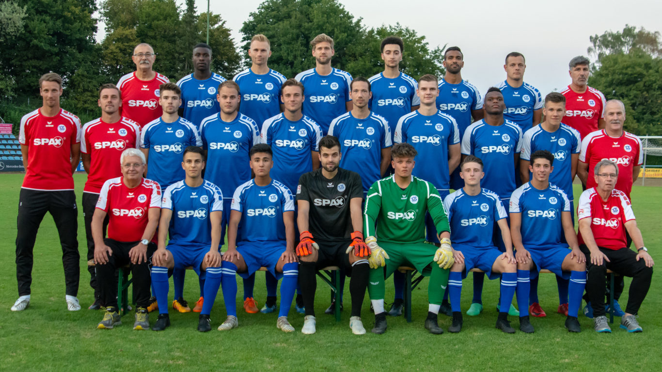 Das Team des TuS Ennepetal mit Trainer Alexander Thamm erwartet am Sonntag die Kicker vom TSG Sprockhövel.