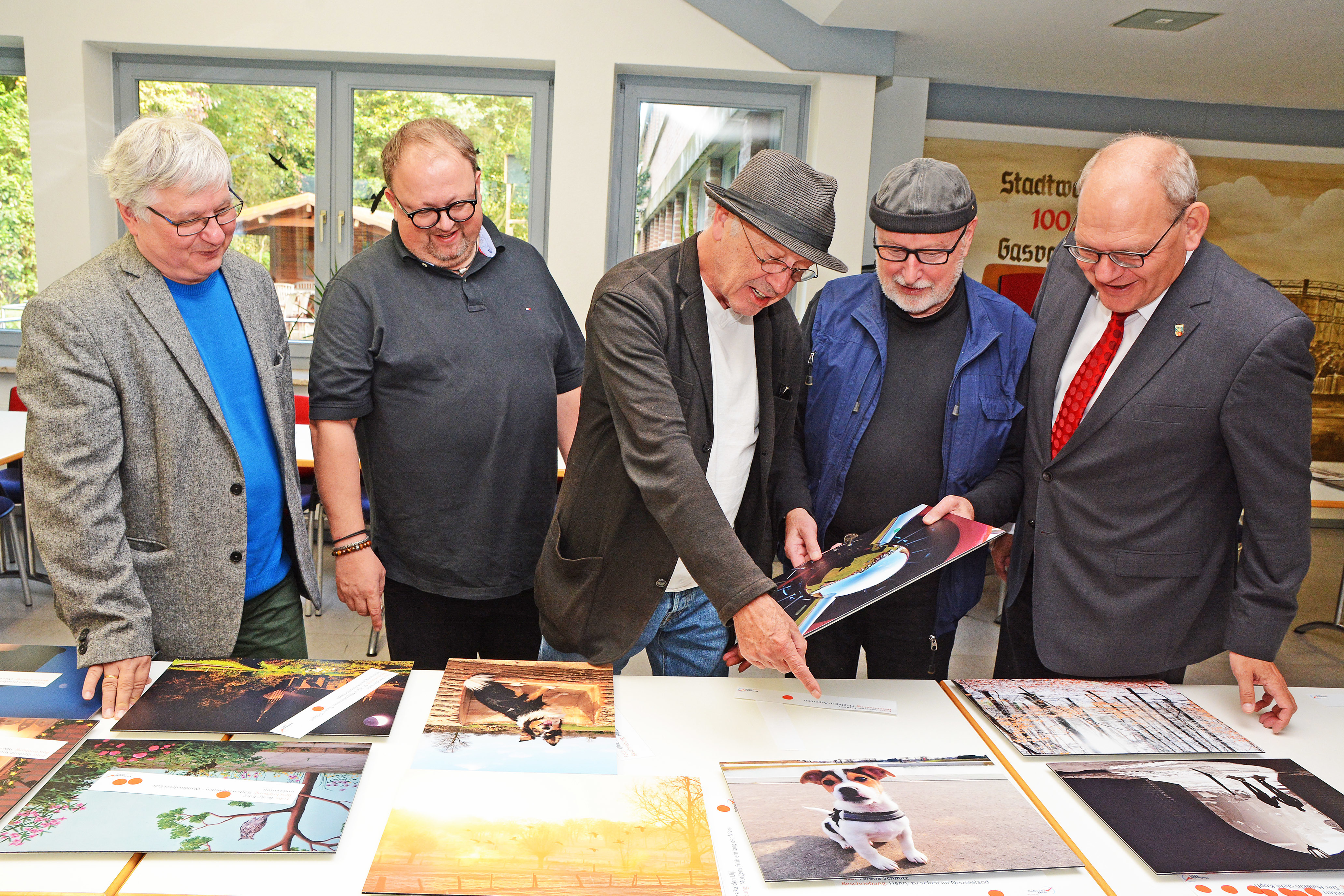 Die Jury mit (von links) Dr. Stephan Mann, Carlo Marks, Horst Wackerbarth, Steve Freienstein und Bürgermeister Ulrich Knickrehm konnte aus 80 eingereichten Fotos die Motive des neuen Kalenders auswählen.Foto: Kristina Derks