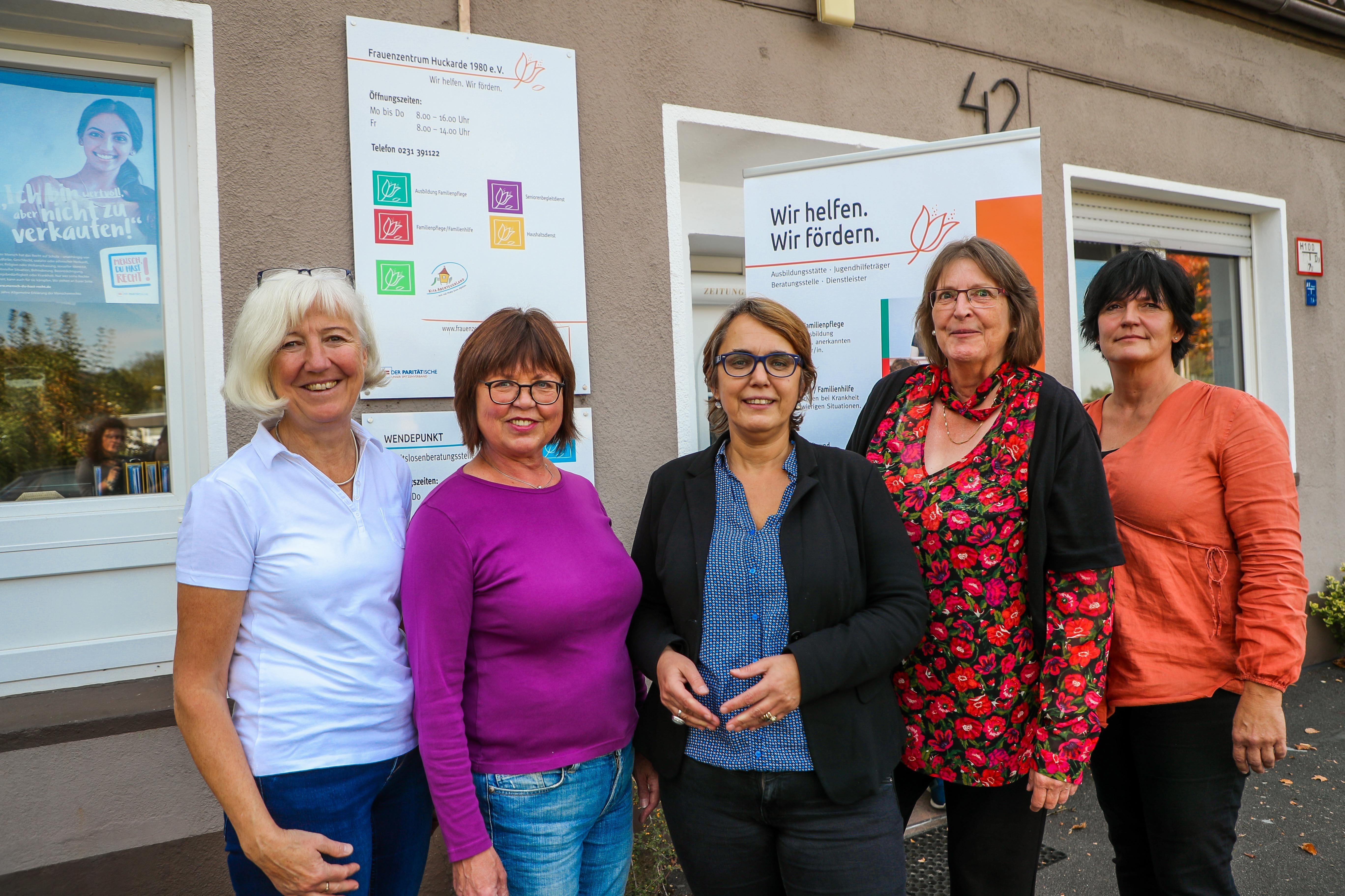 Anja Butschkau (m.) machte im Rahmen ihrer Herbstour auch beim Frauenzentrum in Huckarde Station. Helma Huste, Monika Greve, Elfi Herweg und Martina Frank (v.l.) freuten sich über den Besuch.