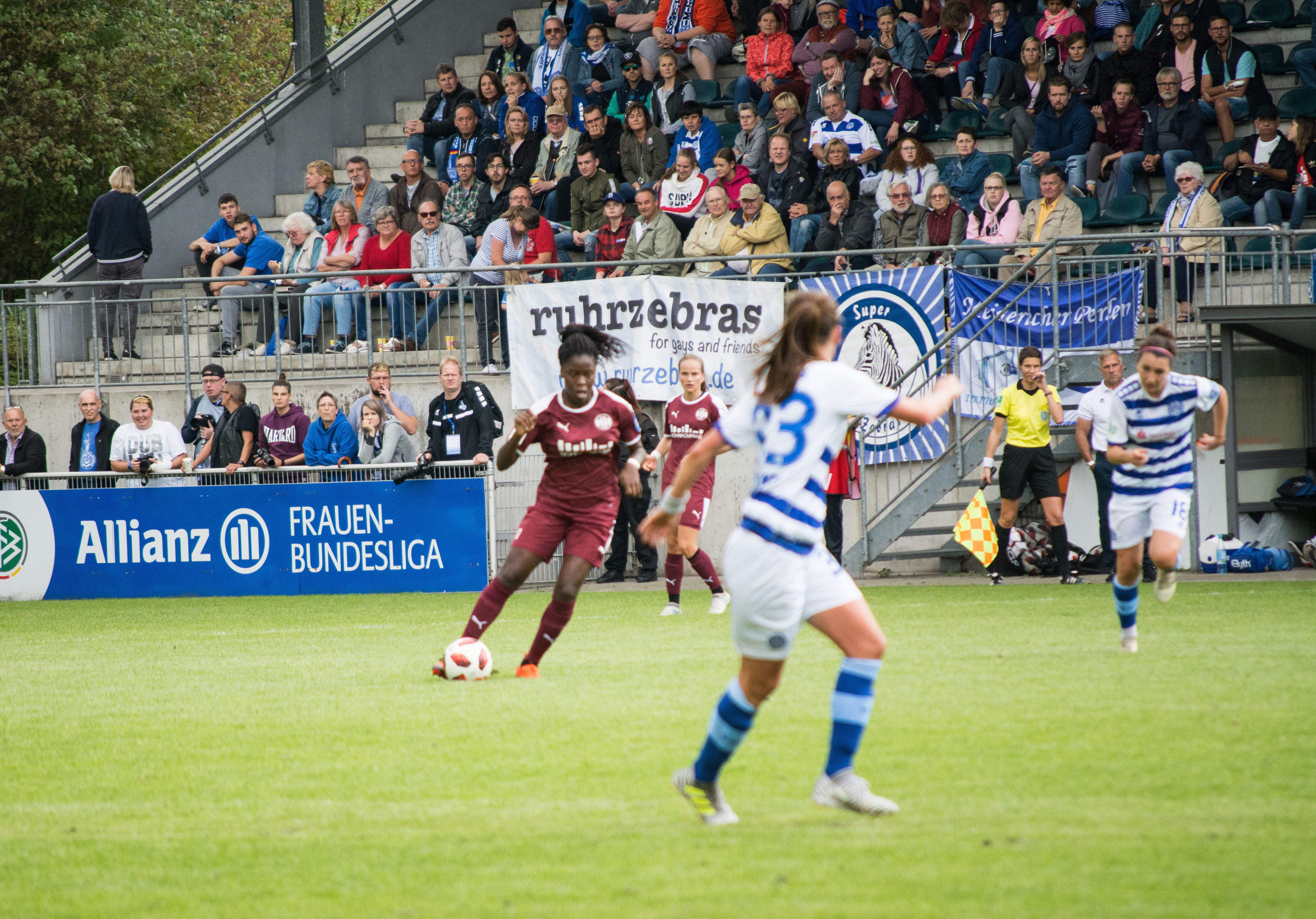 Im Verein und im Nationalteam spielt Nicole Anyomi auf der Stürmer-Position.