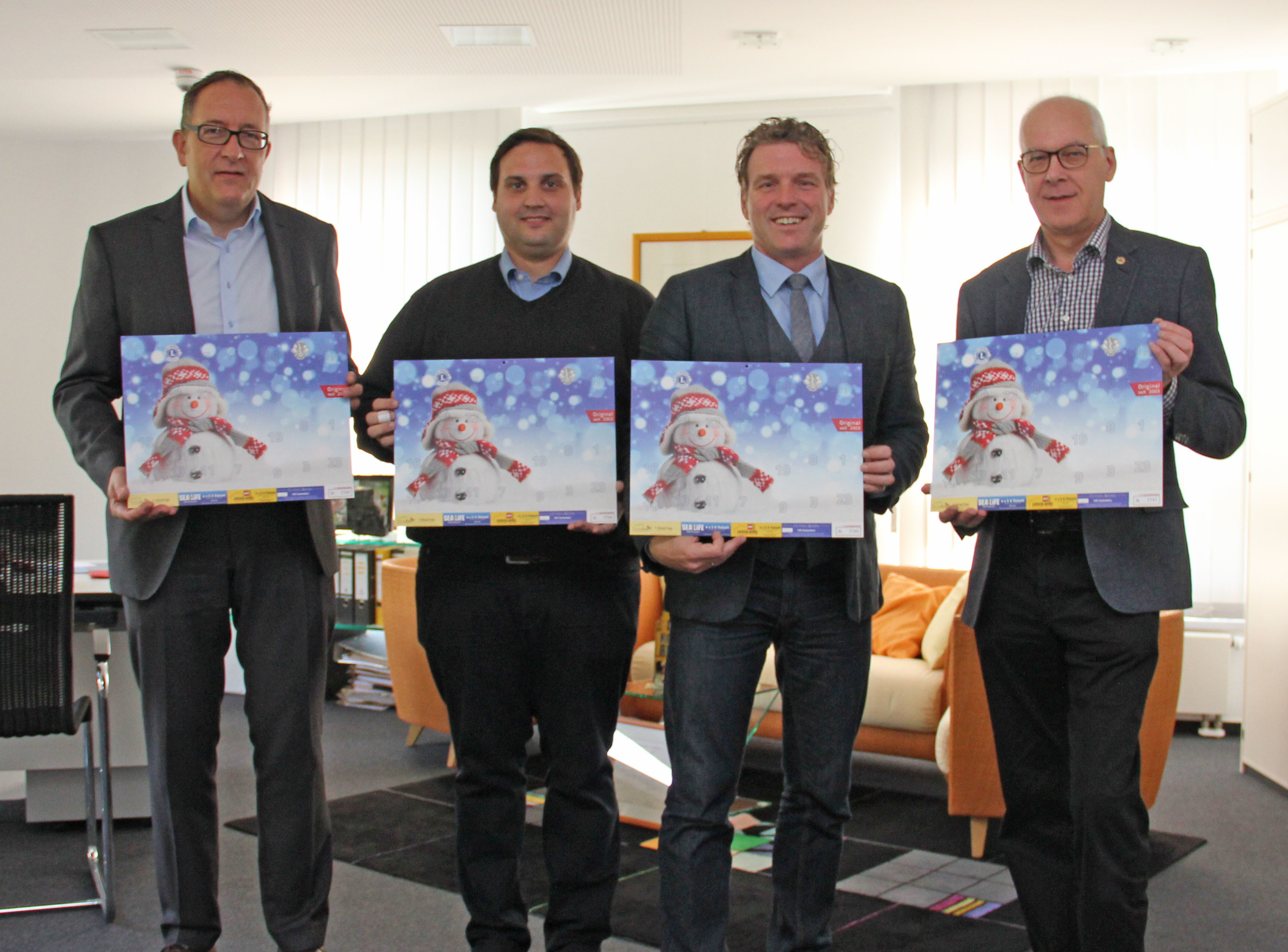 Dr. Christoph Herrmann, Sebastian Probst, Bürgermeister Christoph Fleischhauer und Georg Helfensteller (v.l.) präsentierten den Lions-Adventskalender 2018.