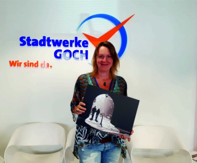 Das Januar-Bild des Stadtwerke-Kalenders zeigt eine Gegenlichtaufnahme am winterlichen Gocher Steintor von Elke Nagelschmitz: Die Gocherin ist keine Unbekannte, denn sie hatte für den Kalender 2017 das Juni-Foto geliefert und freute sich, dass sie wieder in die Auswahl kam.