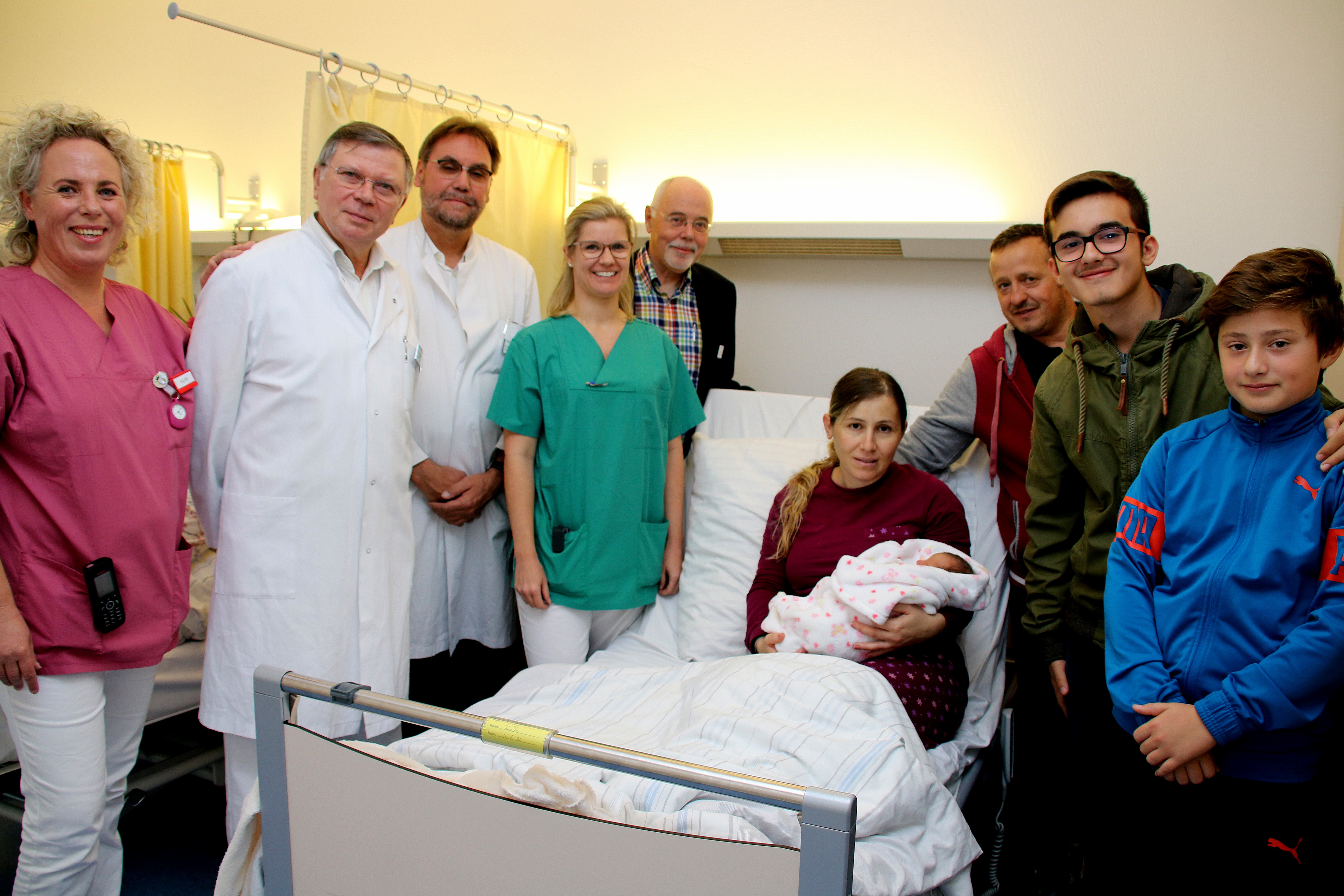 Die Familie und das Ärzteteam freuen sich!