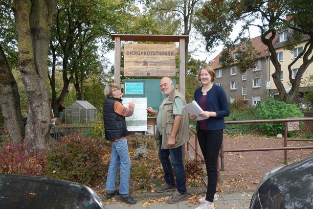 Janna Klompen (re.) brennt für den Stadtteil Frohnhausen. Warum? Ihre erste Erkundung begann im Gemeinschaftsgarten Diergardtstraße - hier mit Ute Jonetat und Udo Seibert. Foto: Schattberg