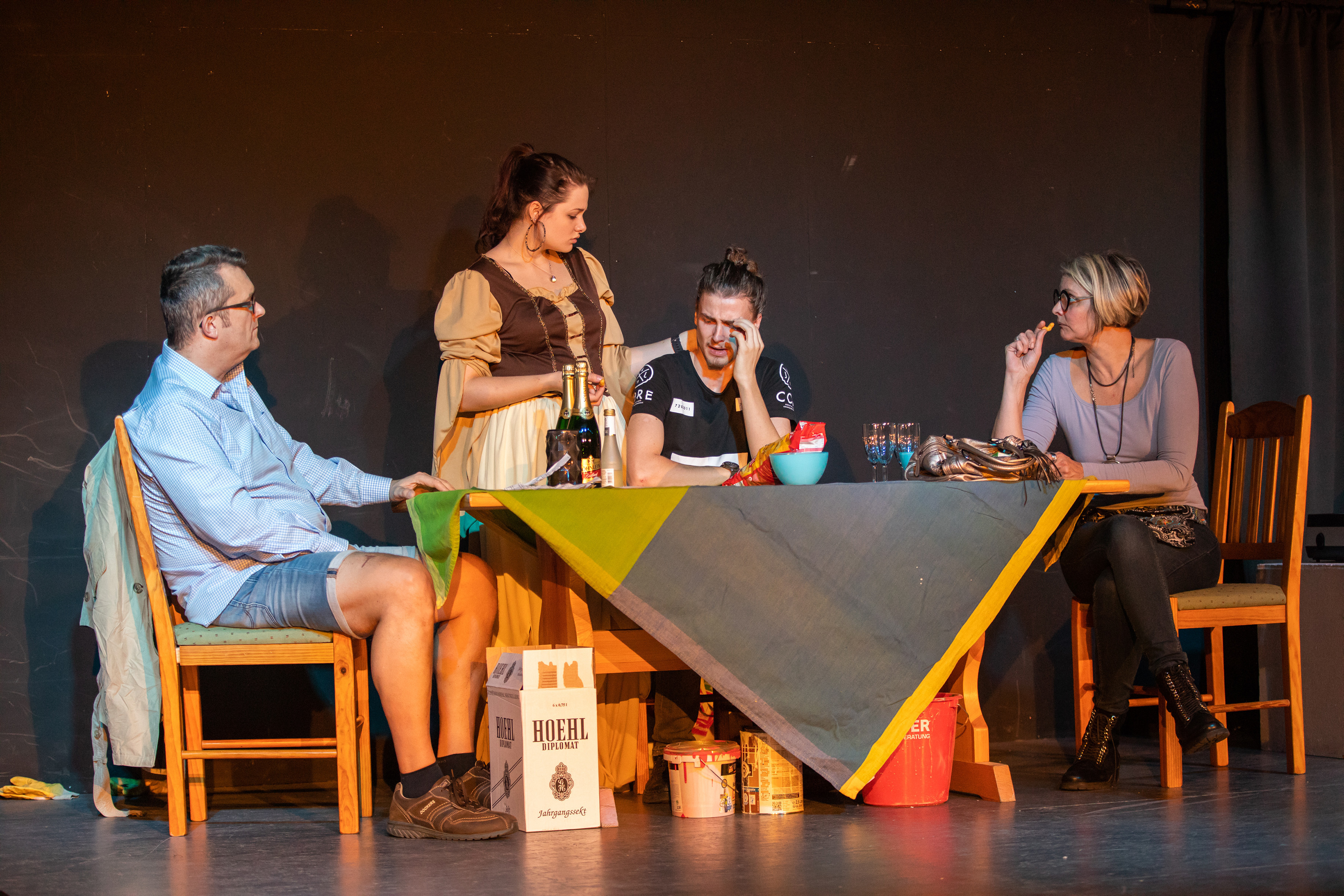Im Mendener Amateur Theater wird fleißig für das neue Stück geprobt, in dem sich zeigt, dass der Wohnungsmarkt kein Ponyhof ist.