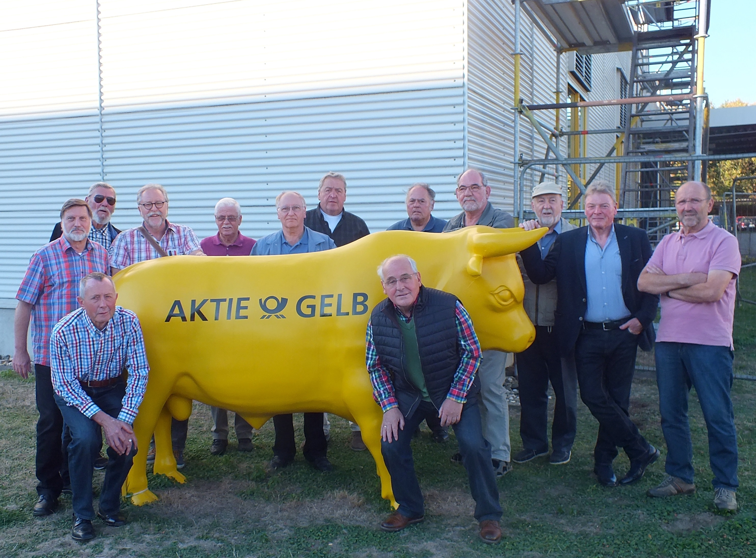 Gruppenbild mit dem gelben Bullen.