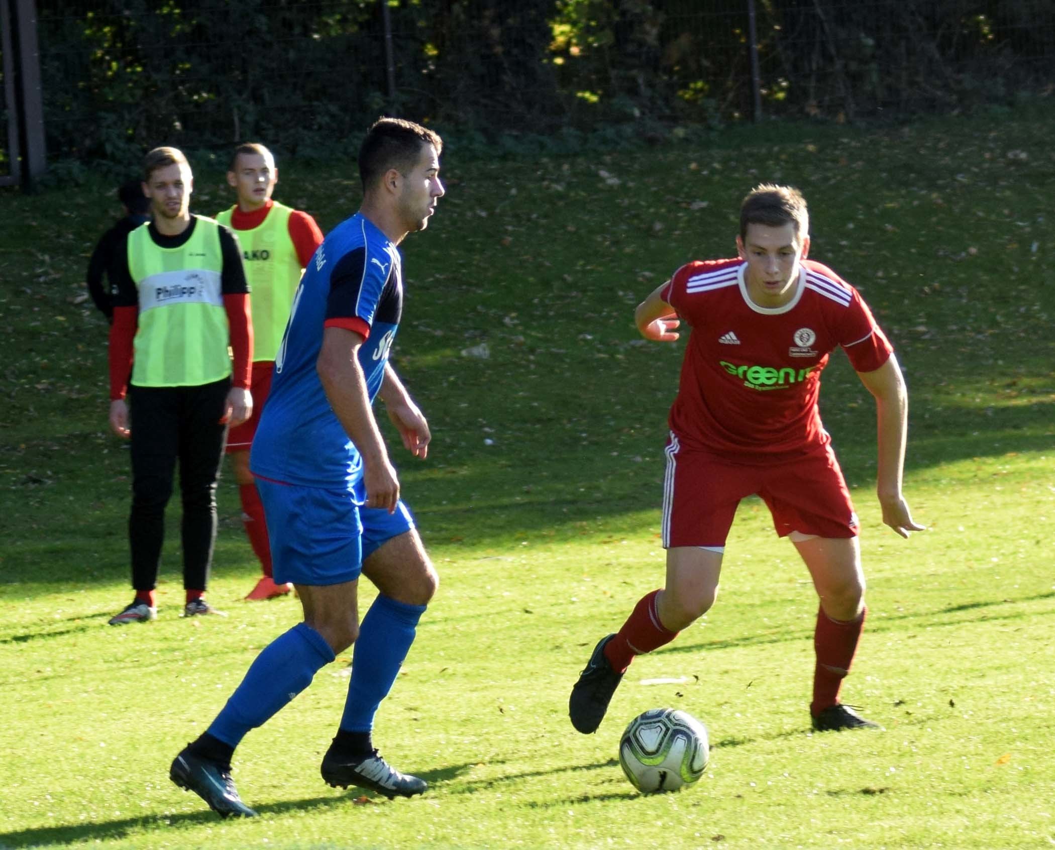 Peter Zejewski (links) hatte den VfB Günnigfeld in Führung geschossen. Foto: Peter Mohr