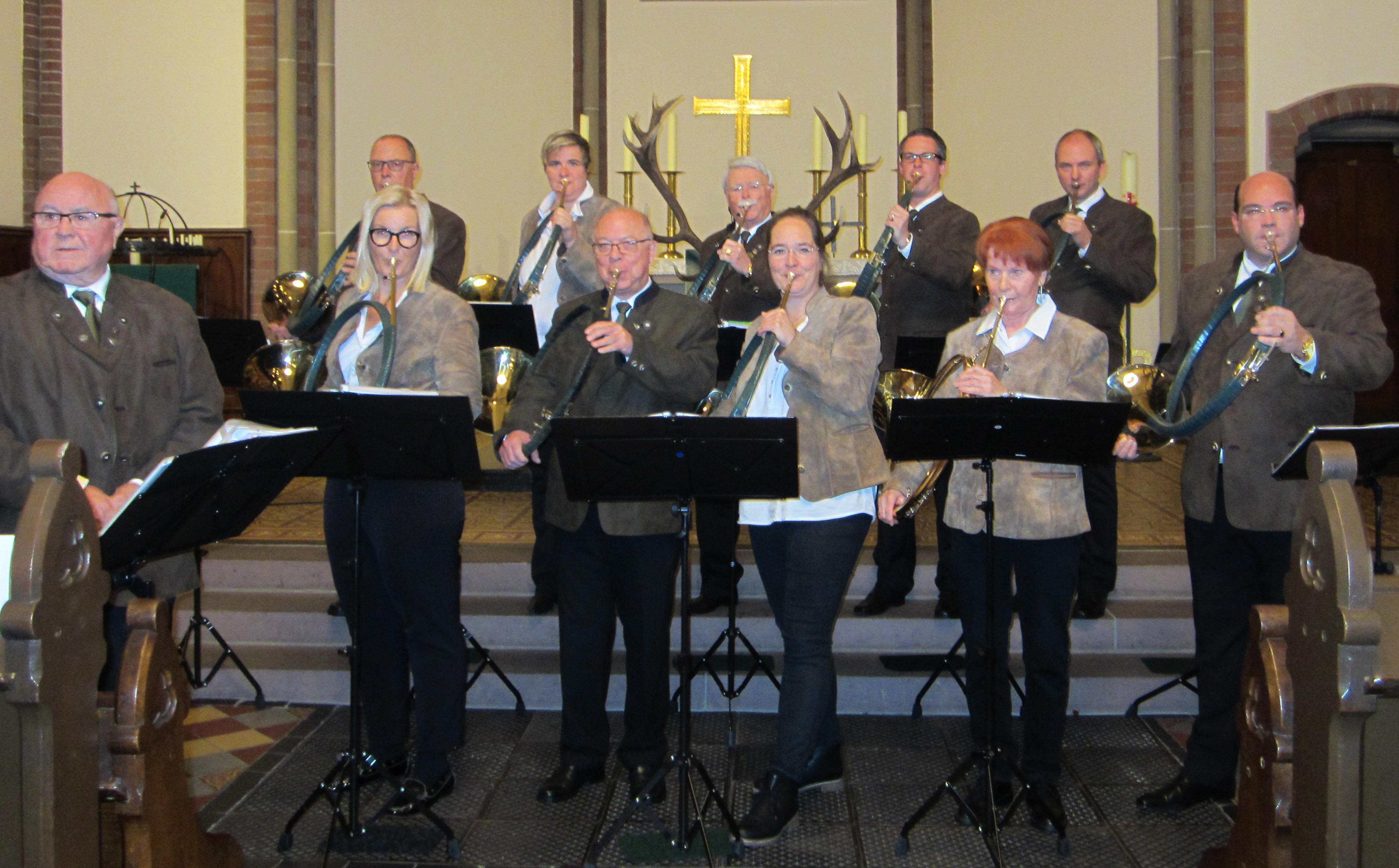 In der Messe übernehmen statt Orgel und Chor die Jagdhornbläser die liturgische musikalische Gestaltung.