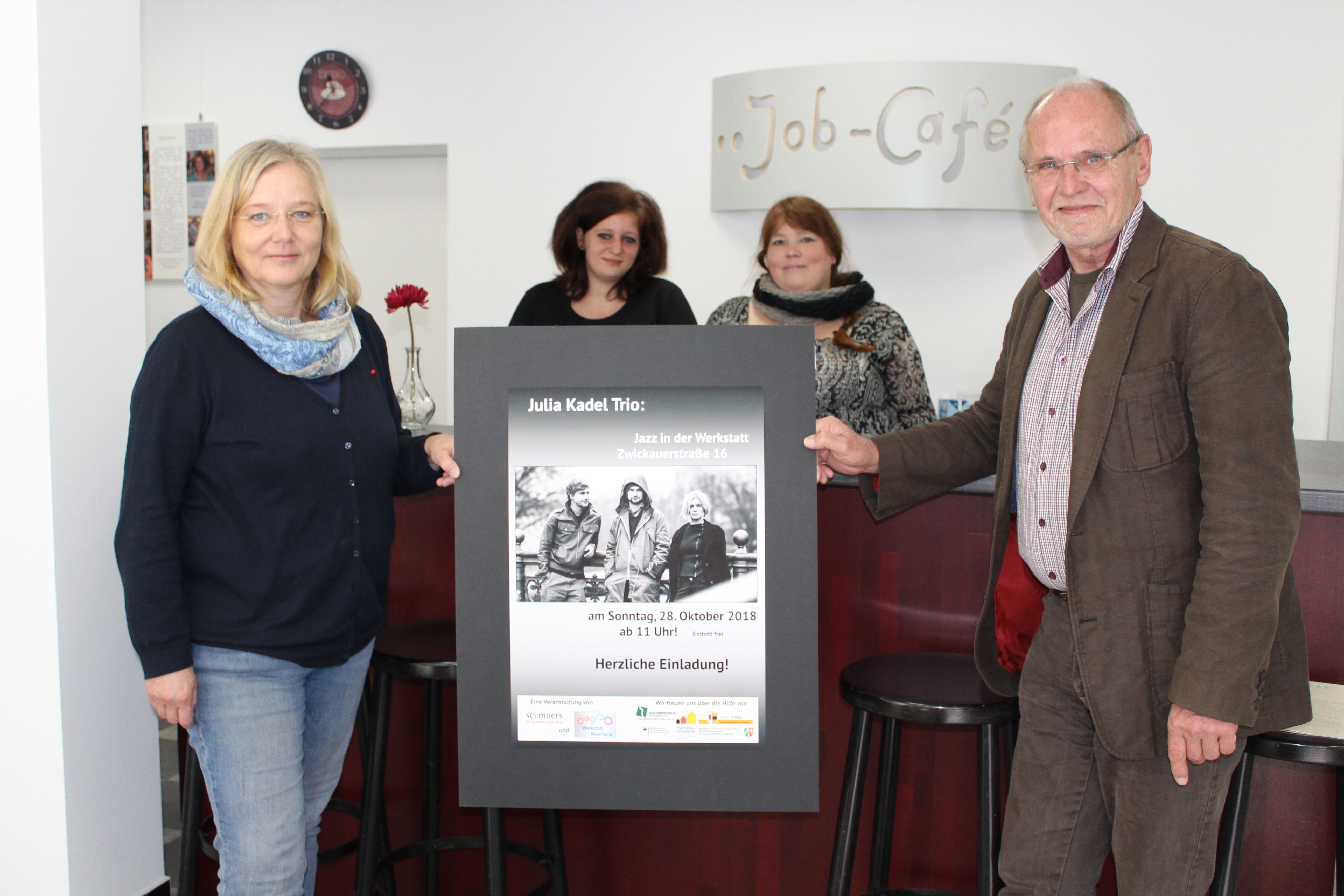 Freuen sich auf eine tolle Jazzveranstaltung mit dem Julia Kadel Trio in der Werkstatt; vl. Anja Reutlinger, Ramona Heß und Katrin Schulz vom Job-Café des SCI:Moers, und Frank Liebert, Geschäftsführer beim SCI:Moers.