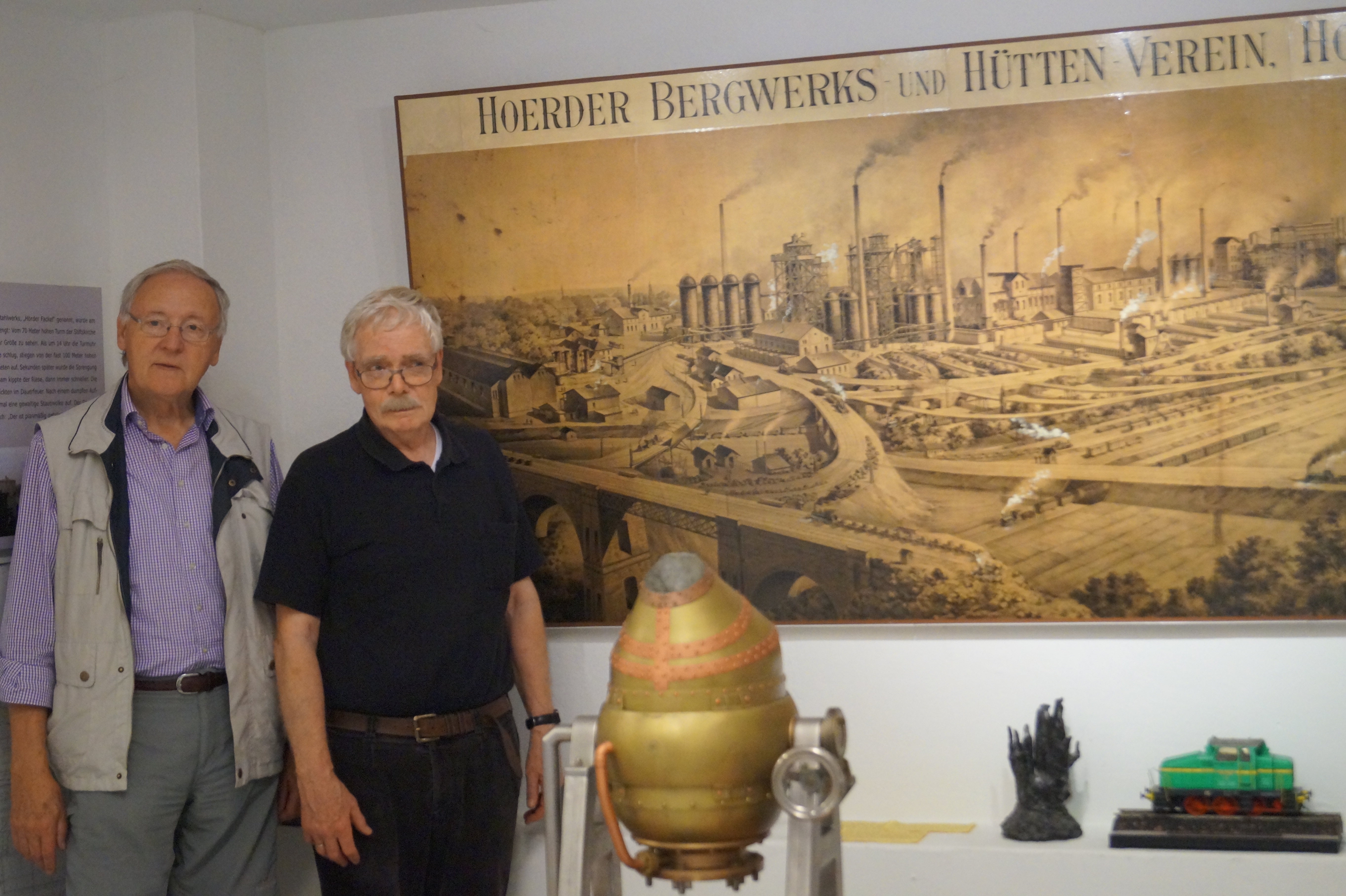 Willi Garth (l.) und Gunter Kleinhans vor dem Panaoramabild von Phoenix West