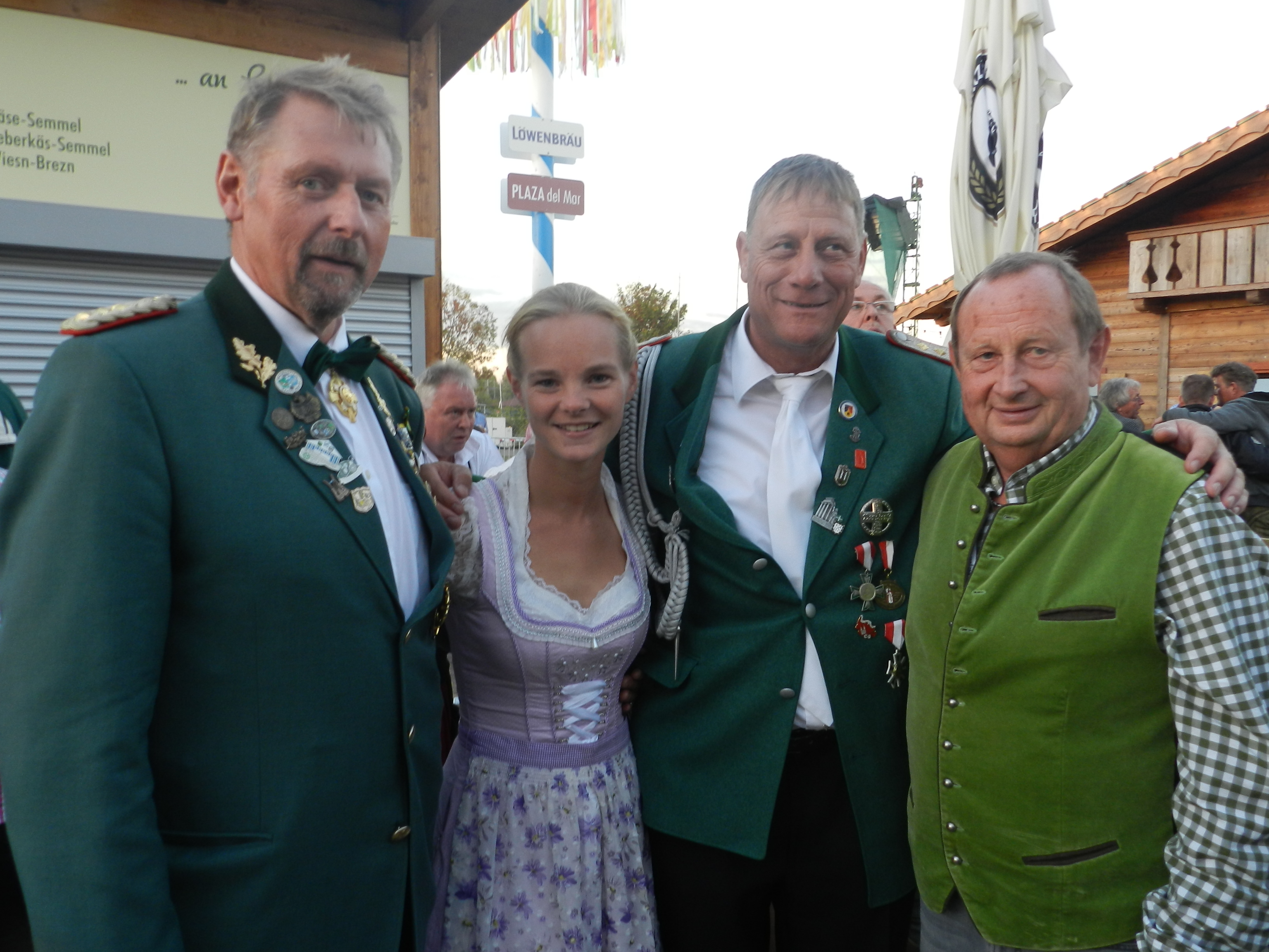 Herzliche Grüße an den Festwirt, Herrn van Gemmeren, Anni :) und den netten Herrn, der sich gern unserer netten Runde zugesellt hat!!!