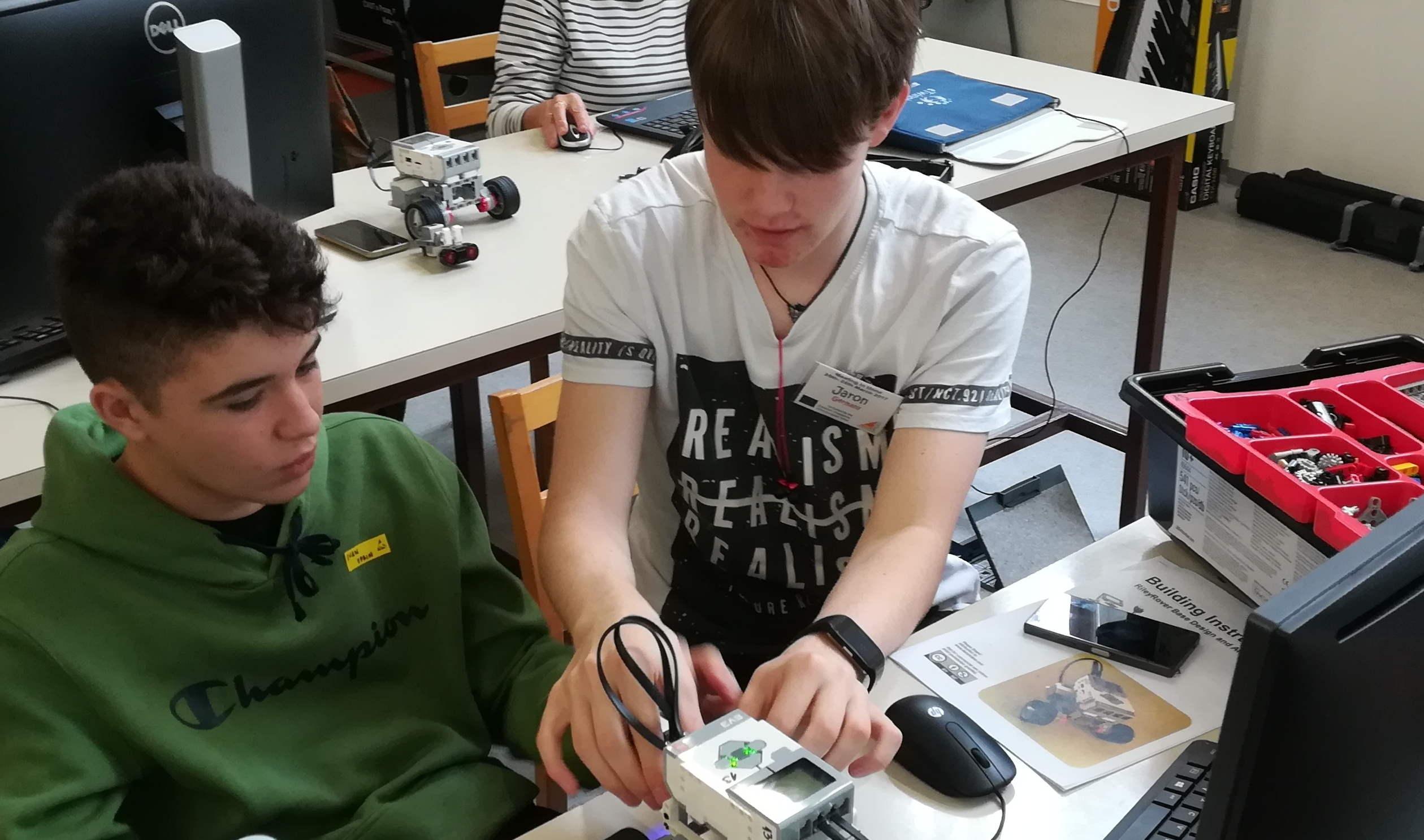 In Trutnov baute die internationale Gruppe in Teams Roboterautos, die gegeneinander antraten.