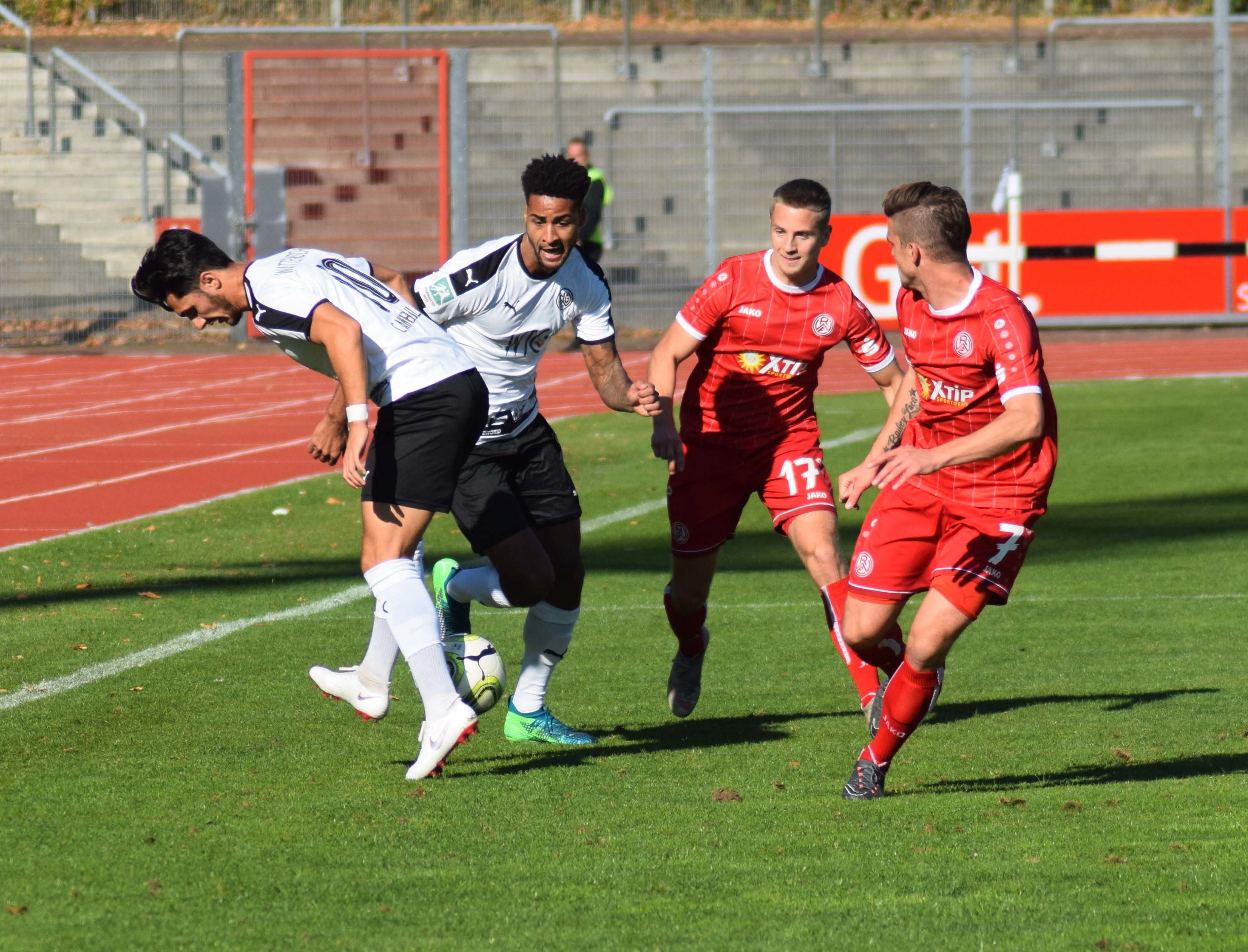 Nach vorne lief es nicht immer rund. Hier kommen sich Jeffrey Obst und Berkant Canbulut in die Quere. Foto: Peter Mohr