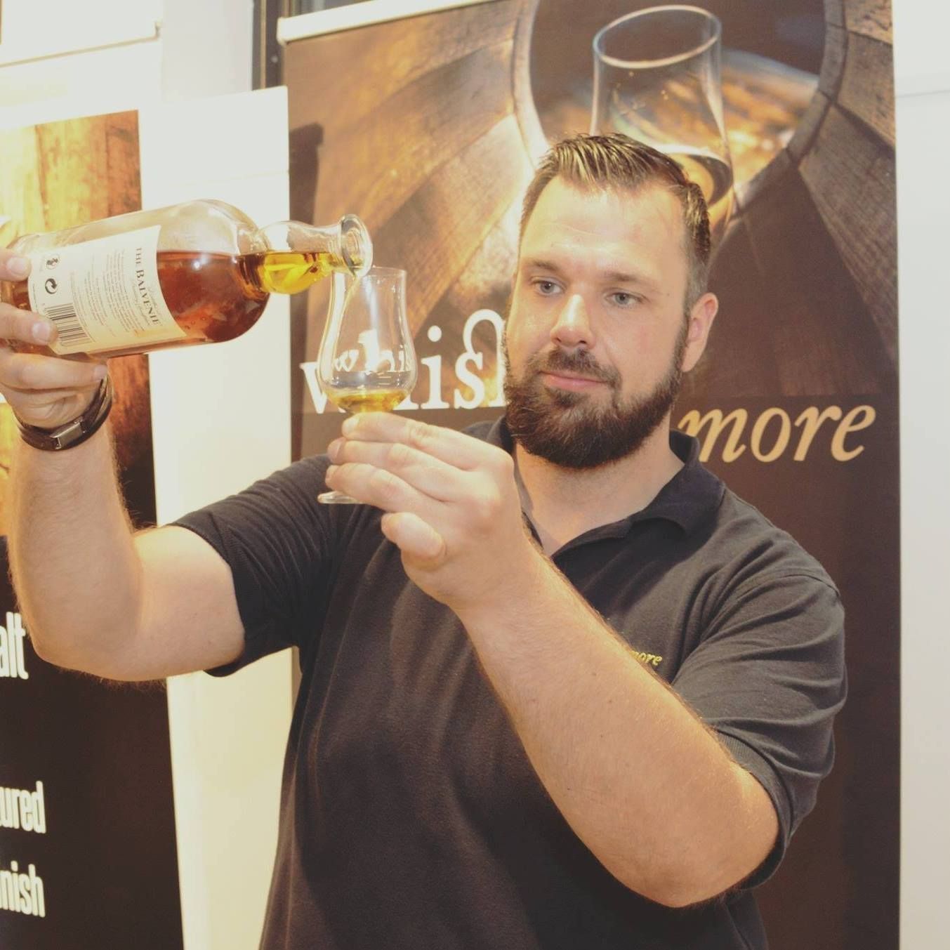 Sebastian Büssing stellt vom Torffeuer geprägte Whiskys vor.
