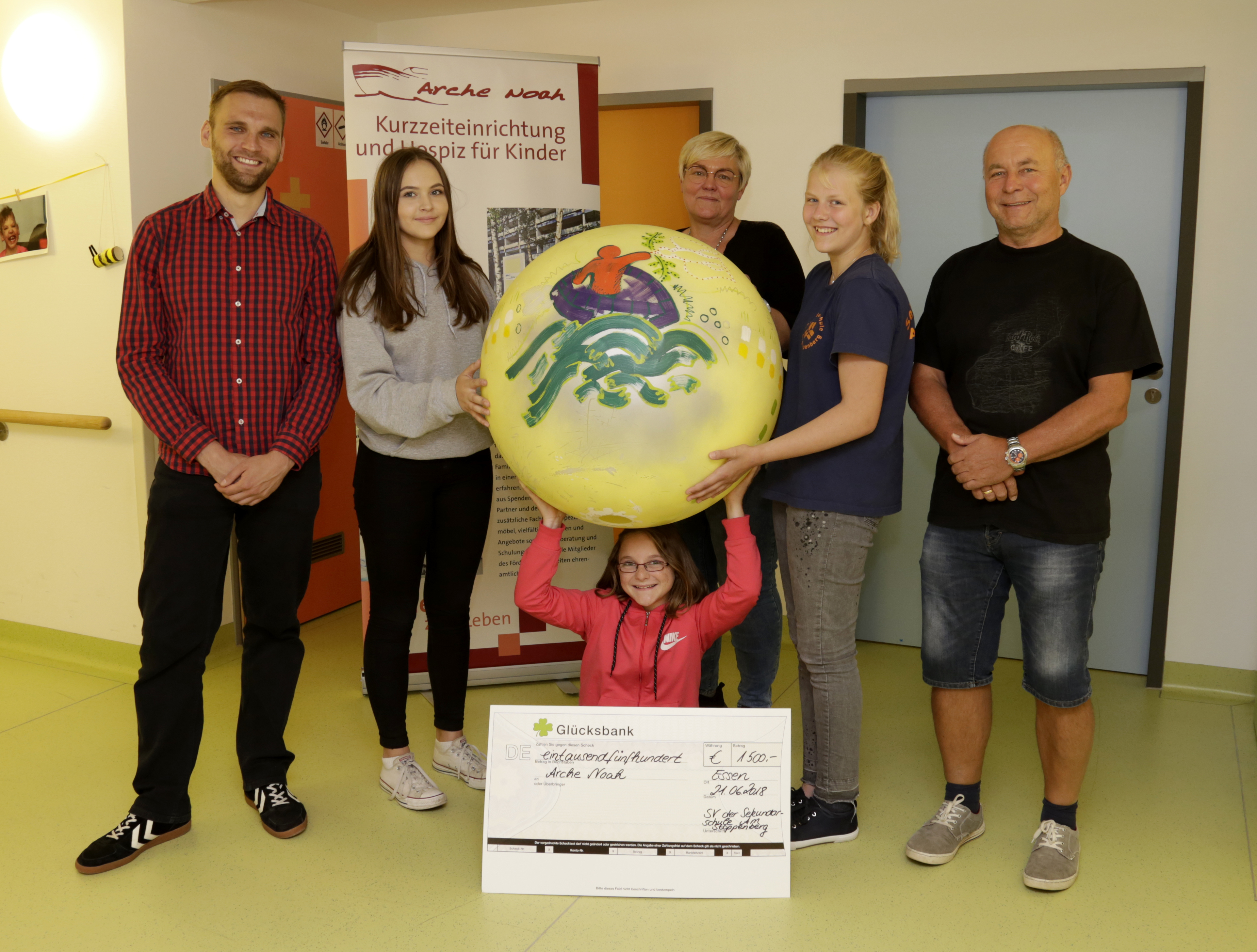 Die Delegation der Realschule am Stoppenberg bei der Spendenübergabe an Dominique Polen zu sehen: Hannah Jöxel, Marieann Rührmund, Leonie Woitschach und die beiden SV-Lehrer Kevin Schulleit und Wolfgang Loos
