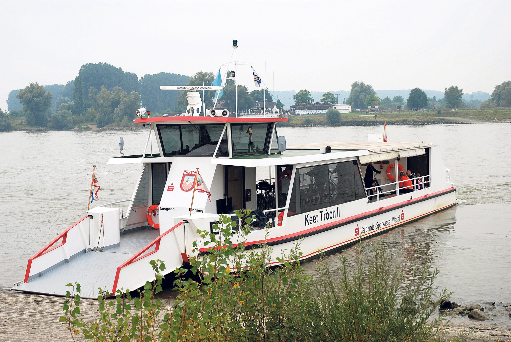 Die "Keer tröch" pendelt zwischen Bislich und Xanten-Beek.