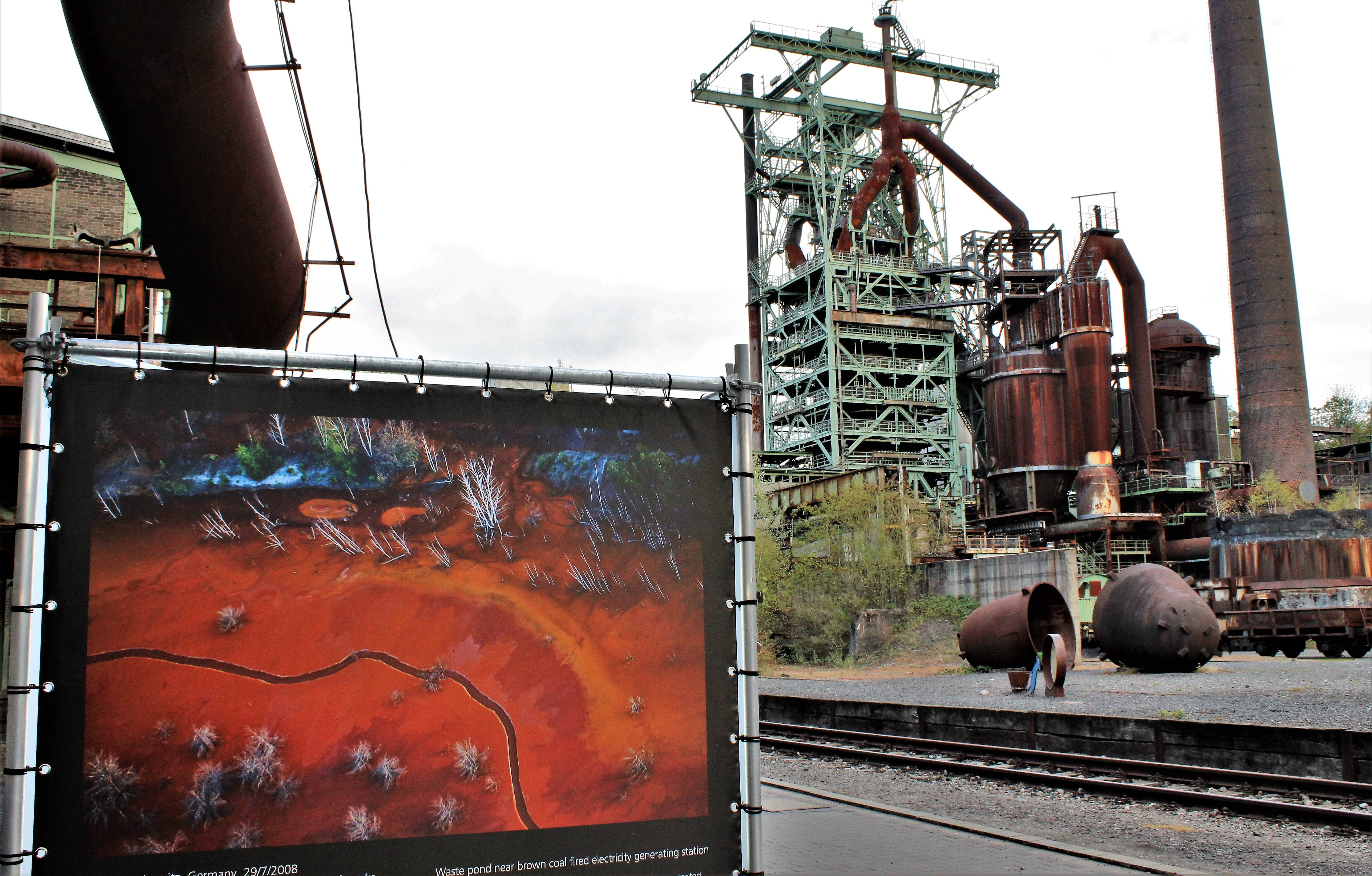 Abwasserteich in der Nähe eines Braunkohlekraftwerks. Foto: Pielorz