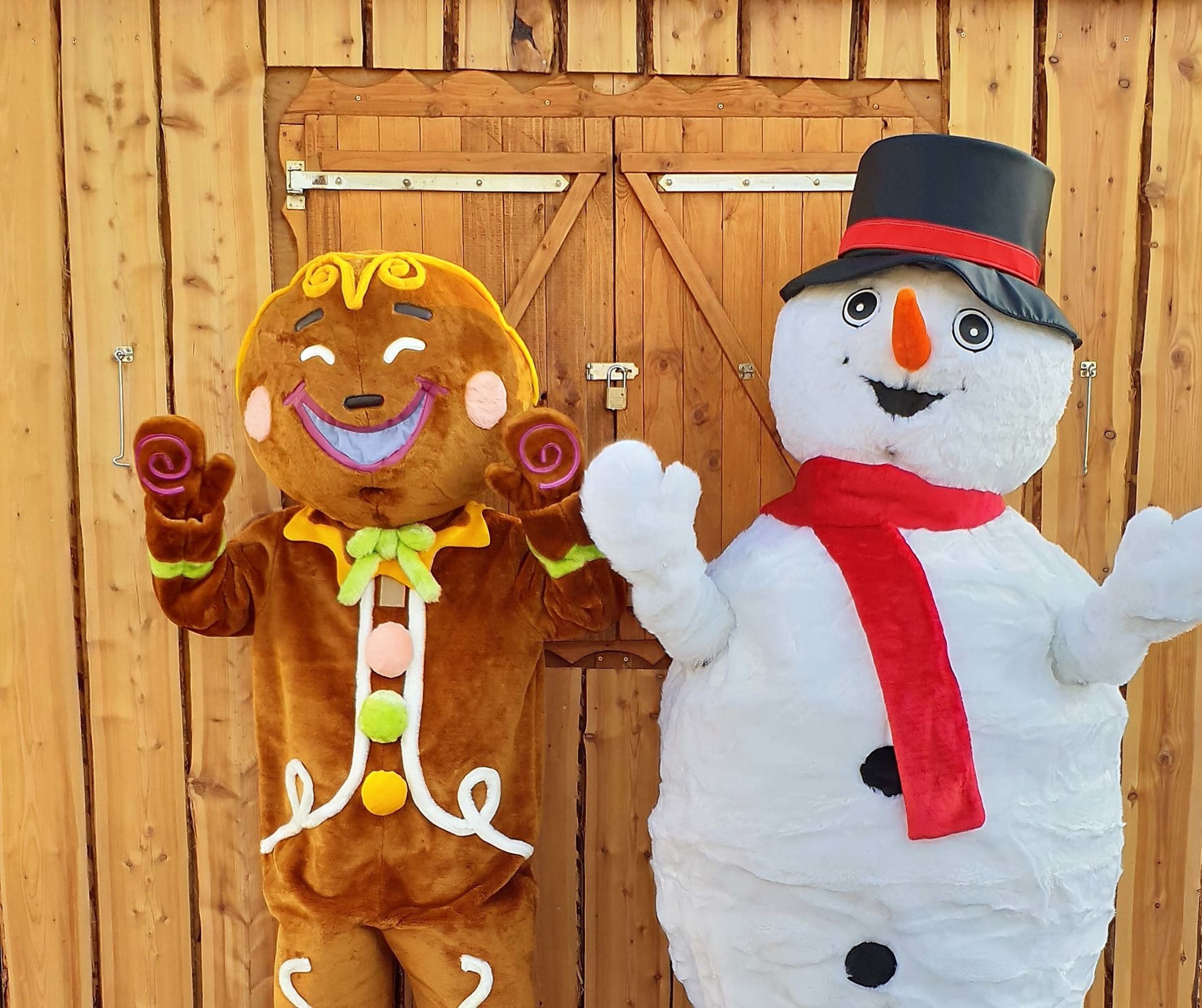 Lebkuchenfigur und Schneemann freuen sich auf das neue Maskottchen.
