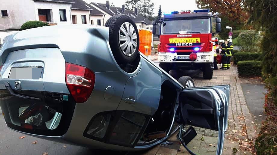 Auf der Buchenstraße in Herdecke überschlug sich so eben ein Honda. Die 79-jährige Autofahrerin wurde leicht verletzt.