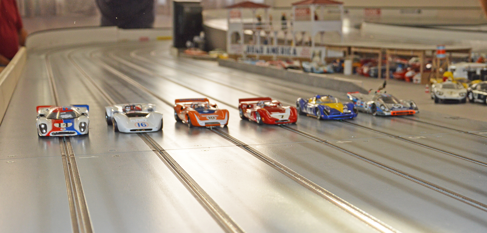 Sechs der angetriebenen Modellautos können zeitgleich auf der 50 Meter langen Rennstrecke an den Start gehen.