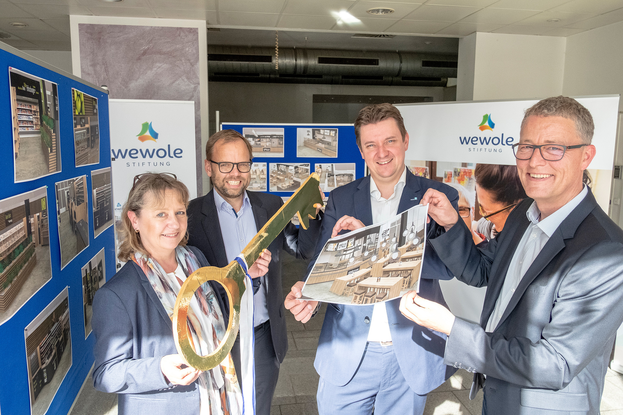 Dorothee Wasel (Leitung Bahnhofsmanagement), Carsten Kirchhoff (Projektleiter BEG NRW mbH) und Castrop-Rauxels Bürgermeister Rajko Kravanja übergaben den Schlüssel für das Empfangsgebäude an Rochus Wellenbrock.