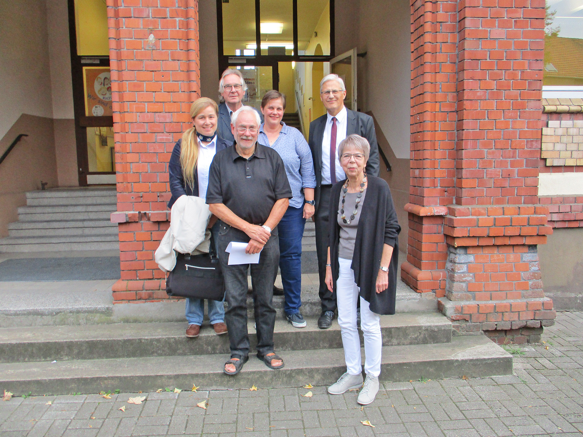 Das Foto zeigt die Leiterin der Kunstschule und die Vorstandsmitglieder (von hinten nach vorn): Dr. Manfred Beck (Kassenprüfer), Katharina König (Beisitzerin), Simone Streck (Kunstschulleitung/Geschäftsführung), Wilhelm Uhlenbruch (2. Vorsitzender), Reinhard Hellrung (Beisitzer) und Bruni Kintscher (1. Vorsitzende).