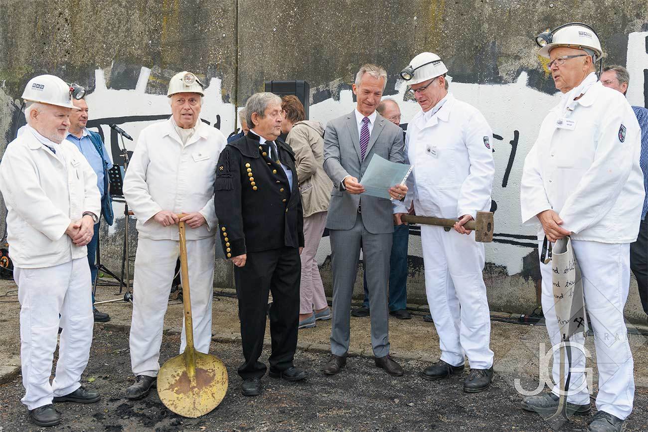 Foto : John Grant : Das Geschichtsforum Nordsternpark plant bereits die nächste Feier in 2019. Da wird das Geschichtsforum 15 Jahre.
Das Foto zeigt Mitglieder des Geschichtsforum und Freundeskreis Nordstern bei der Erinnerungsveranstaltung 150 Jahre Nordstern am 8.9.18 mit Oberbürgermeister Frank Baranowski, der Grußworte der Stadt überbrachte und im Anschluss seiner Rede zum Ehrenhauer des Bergbaustollen geschlagen wurde.
