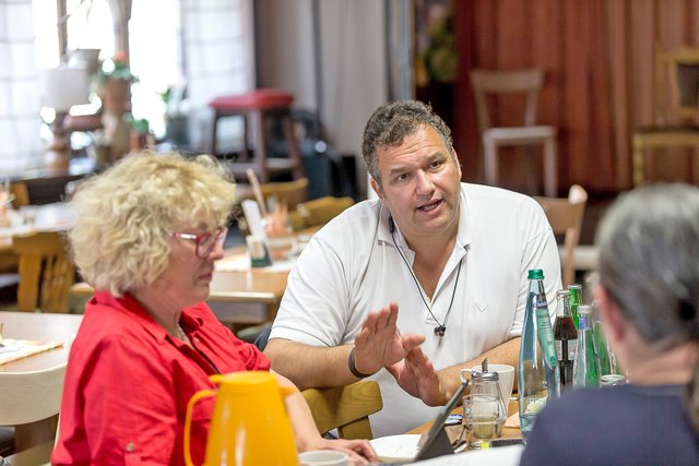 Nur wenige Monate nachdem Franz sein Mandat als Nachrücker im EU-Parlament besetzte, ist er bereits sehr ernüchtert über das bisher Geschehene. Doch er hat auch Ideen, wie man das Leben der Roma in ihrer jeweiligen Heimat und ihrer Wahlheimat Deutschland verbessern könnte. Foto: Gerd Kaemper