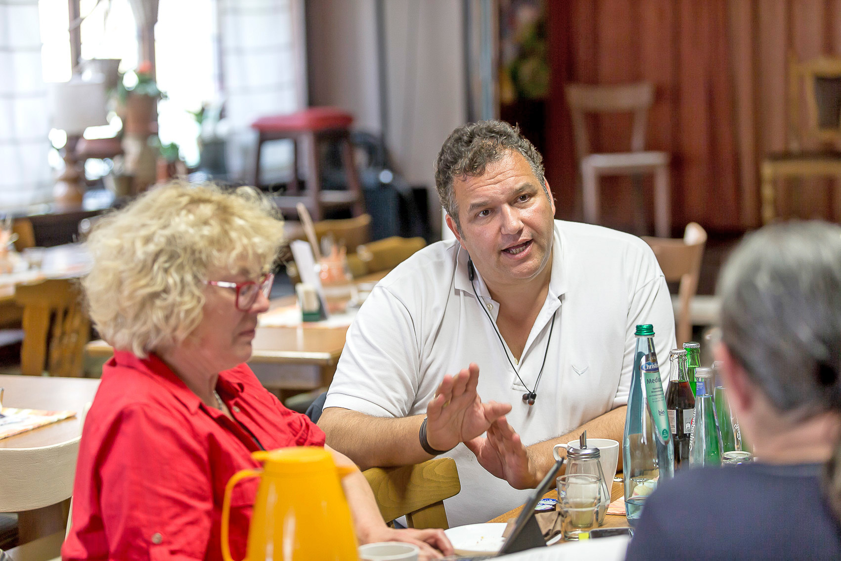 Nur wenige Monate nachdem Franz sein Mandat als Nachrücker im EU-Parlament besetzte, ist er bereits sehr ernüchtert über das bisher Geschehene. Doch er hat auch Ideen, wie man das Leben der Roma in ihrer jeweiligen Heimat und ihrer Wahlheimat Deutschland verbessern könnte. Foto: Gerd Kaemper