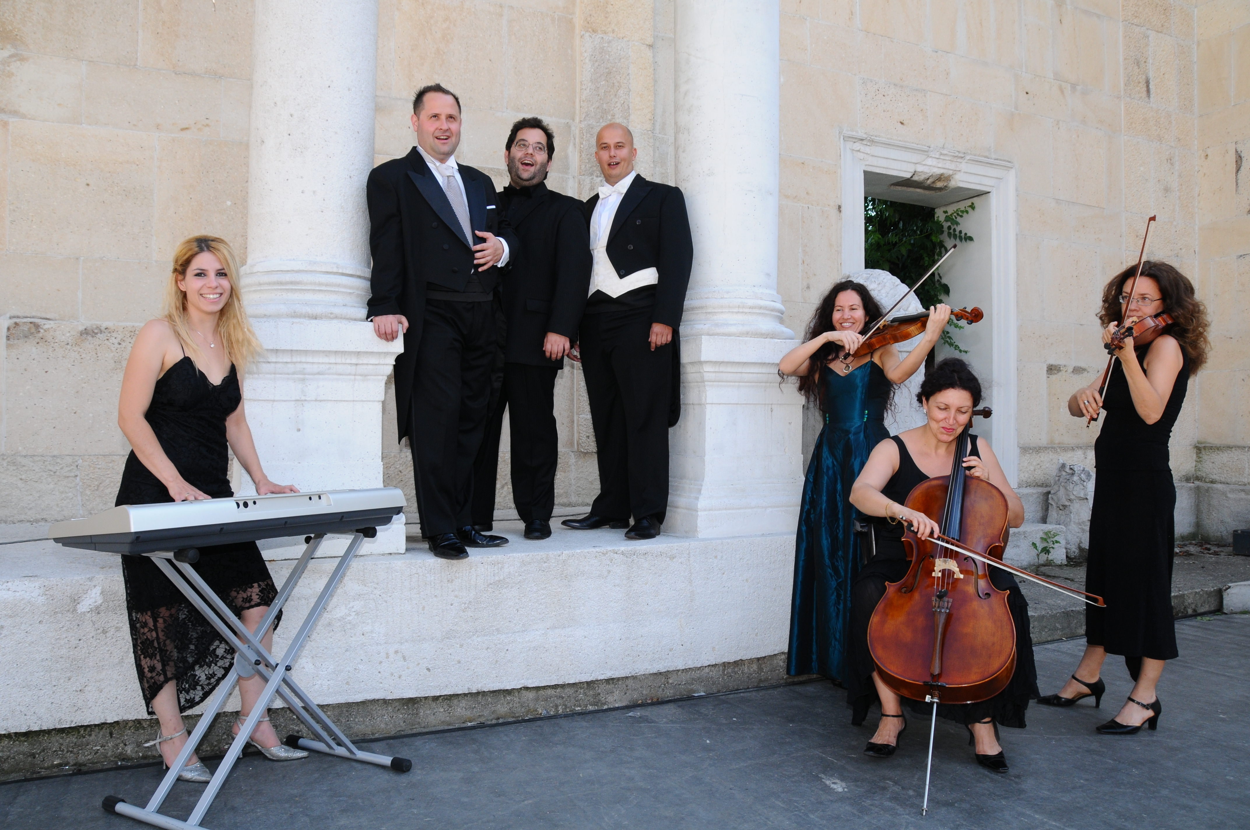 Drei Opernsänger und ein Streichensemble bieten ein Klassik-Highlight der besonderen Art: In ihrem Konzert am Donnerstag, 27. Dezember, um 19.30 Uhr im Wseler Scala.