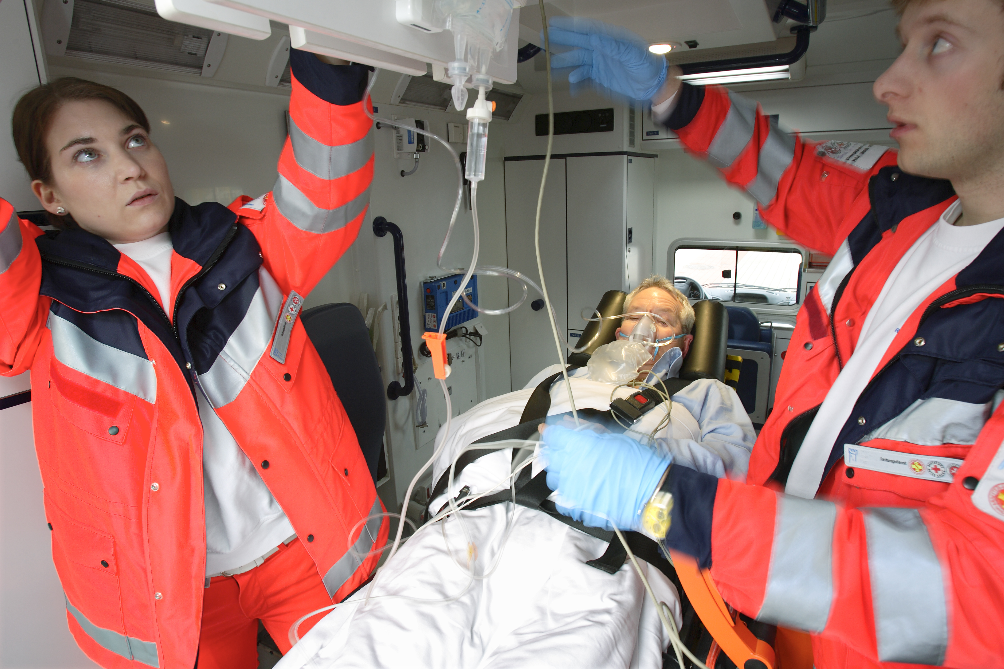 Notfall: Erstversorgung im Rettungswagen.