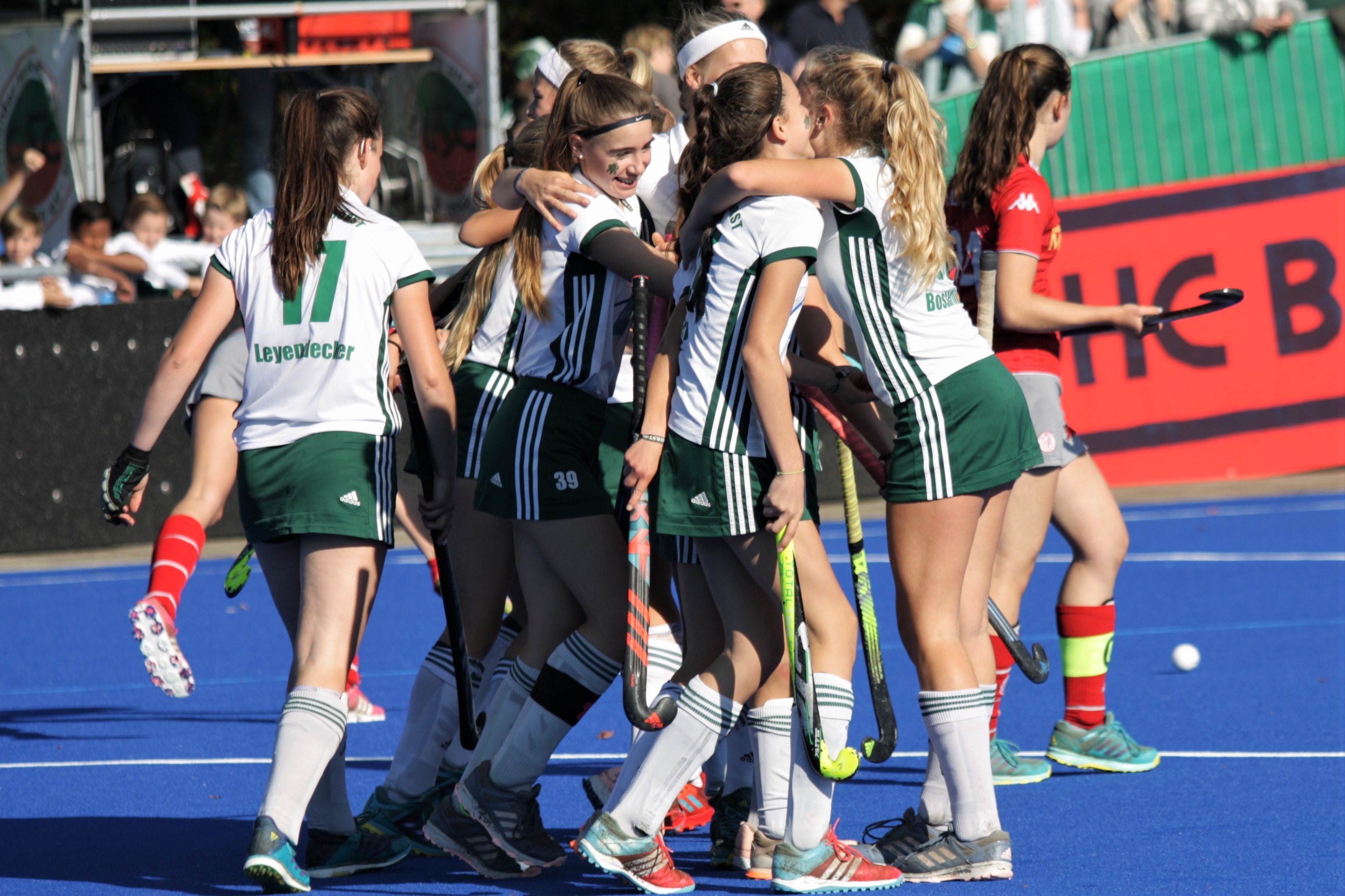 Großer Jubel bei den Mädchen A nach dem Treffer zum 2:0 im Finale. Fotos (5): Heinz Haas