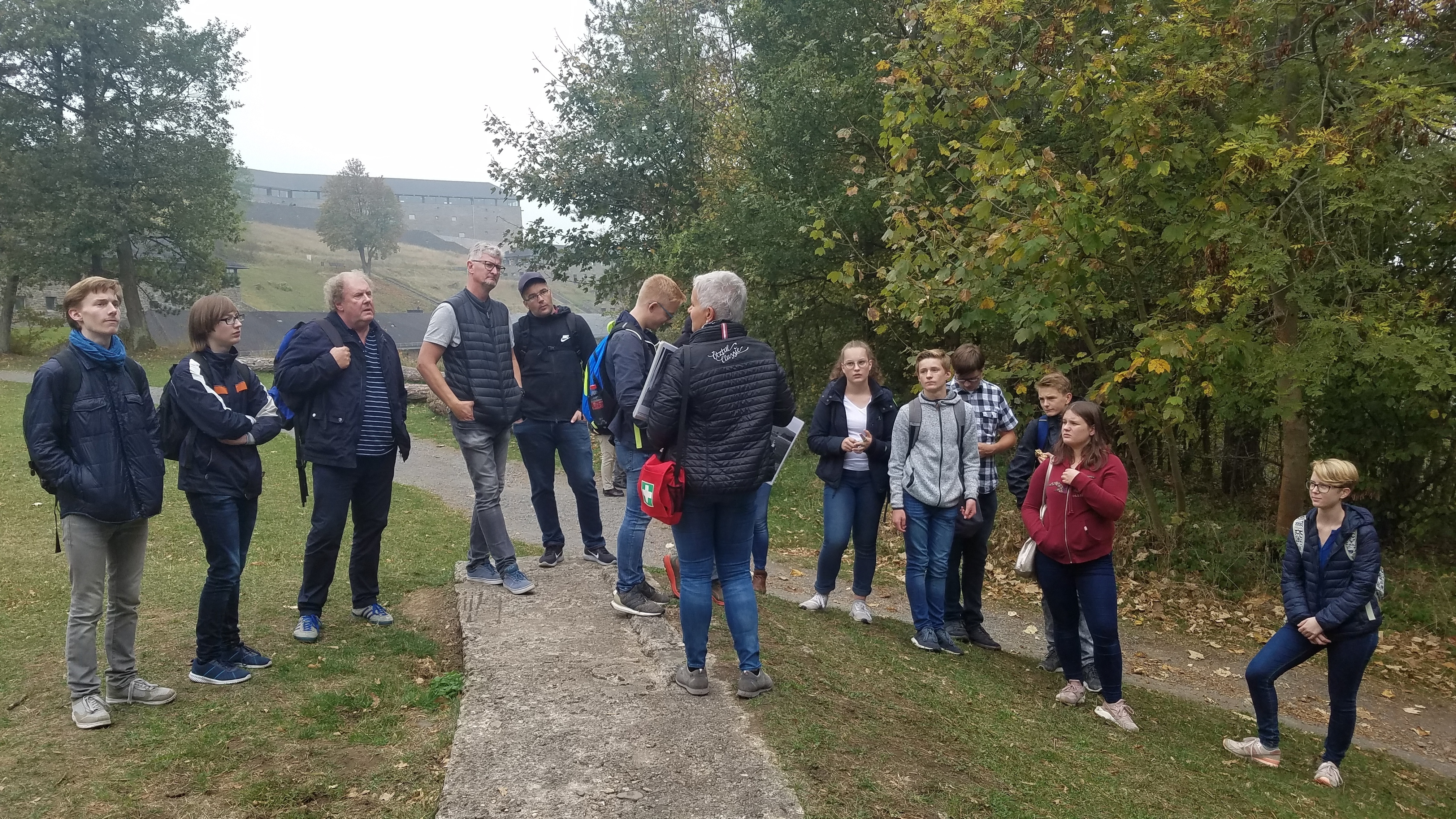 Die Teilnehmer aus vielen Gemeinden des Kirchenkreises Wesel beim Besuch der ehemaligen Ausbildungsstätte der Nationalsozialisten, der Ordensburg Vogelsang in Schleiden (Eifel).