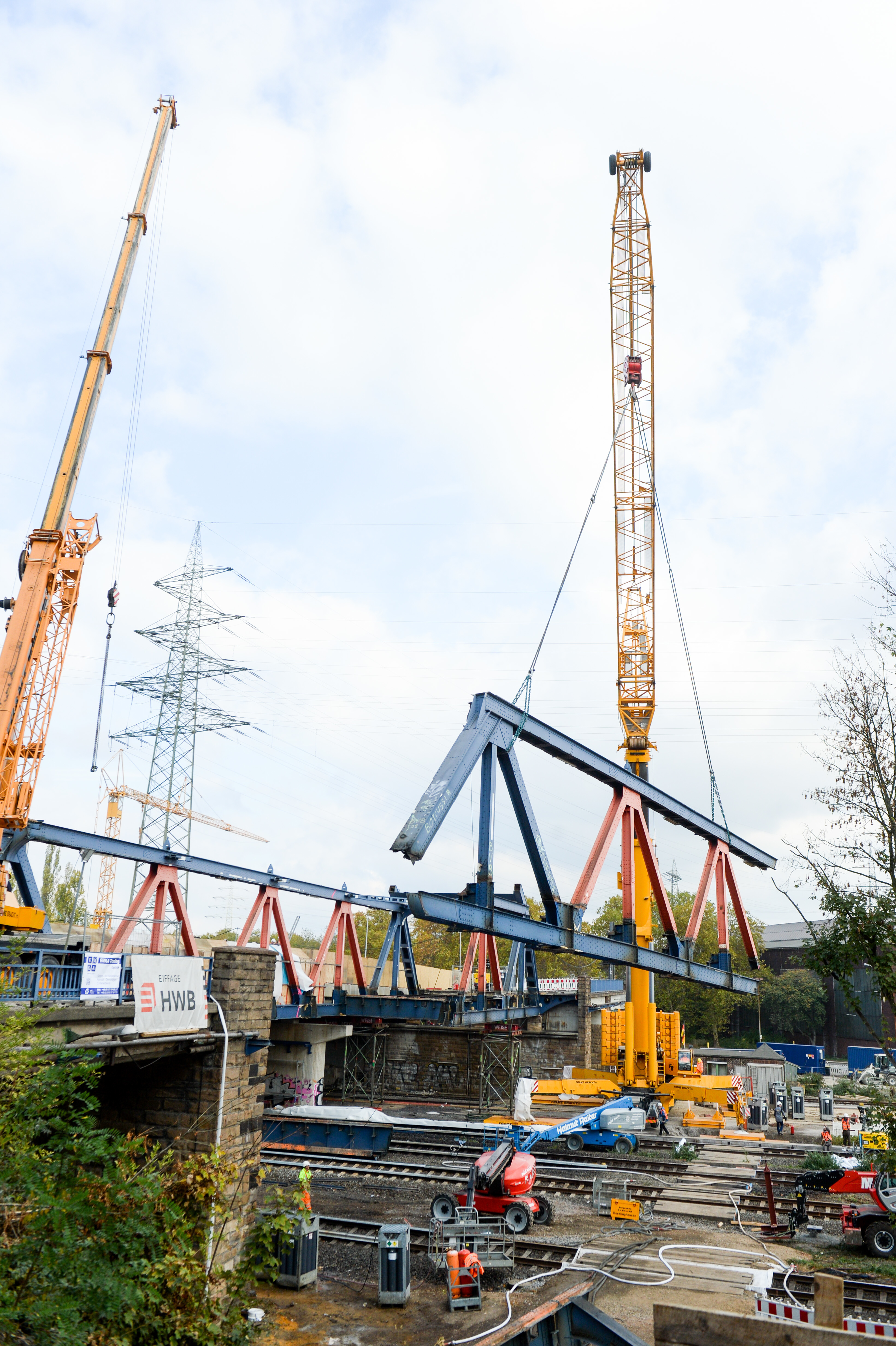 Der größte Teleskopkran Europas war bei der jetzt erfolgten Demontage der Mülheimer Thyssenbrücke im Einsatz. Die Brücke wird auch täglich von etlichen Duisburgern genutzt.
Foto: PR-Fotografie Köhring/SH