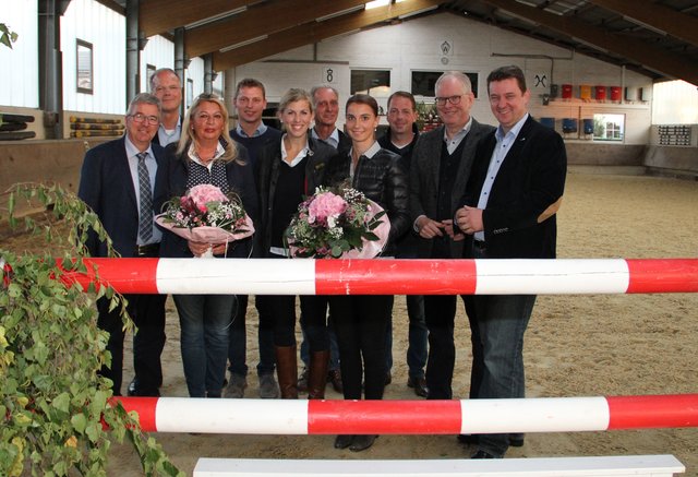 Familie Vierhaus mit Landrat Cay Süberkrüb (2. v. r.), Rajko Kravanja, Bürgermeister der Stadt Castrop-Rauxel (r.) sowie Friedrich Steinmann (l.) und Wolfgang König (2. v. l.) vom Landwirtschaftlichen Kreisverband Recklinghausen.