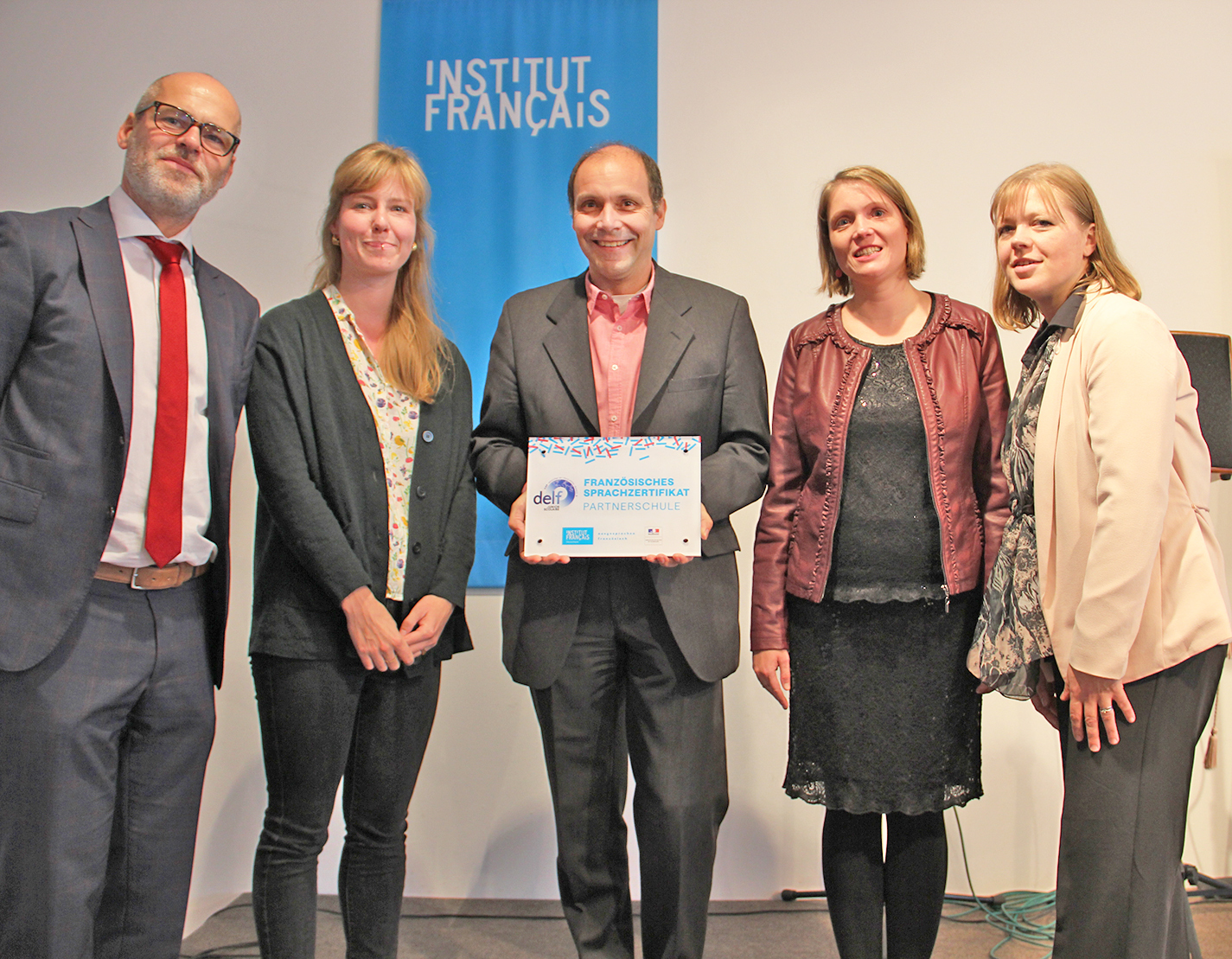 Unser Foto von der Verleihung der Plakette "DELF Partnerschule" zeigt (v.r.) die französische Generalkonsulin Olivia Christmann, Simone Merten (DELF-Verantwortliche und Französischlehrerin am Gymnasium Holthausen), Thorsten Köhne (Schulleiter des Gymnasiums Holthausen), Dana Scholz (Französischlehrerin am Gymnasium Holthausen) und Mark-Alexander Schreiweis (Attaché für Sprache und Bildung in NRW).Foto: privat
