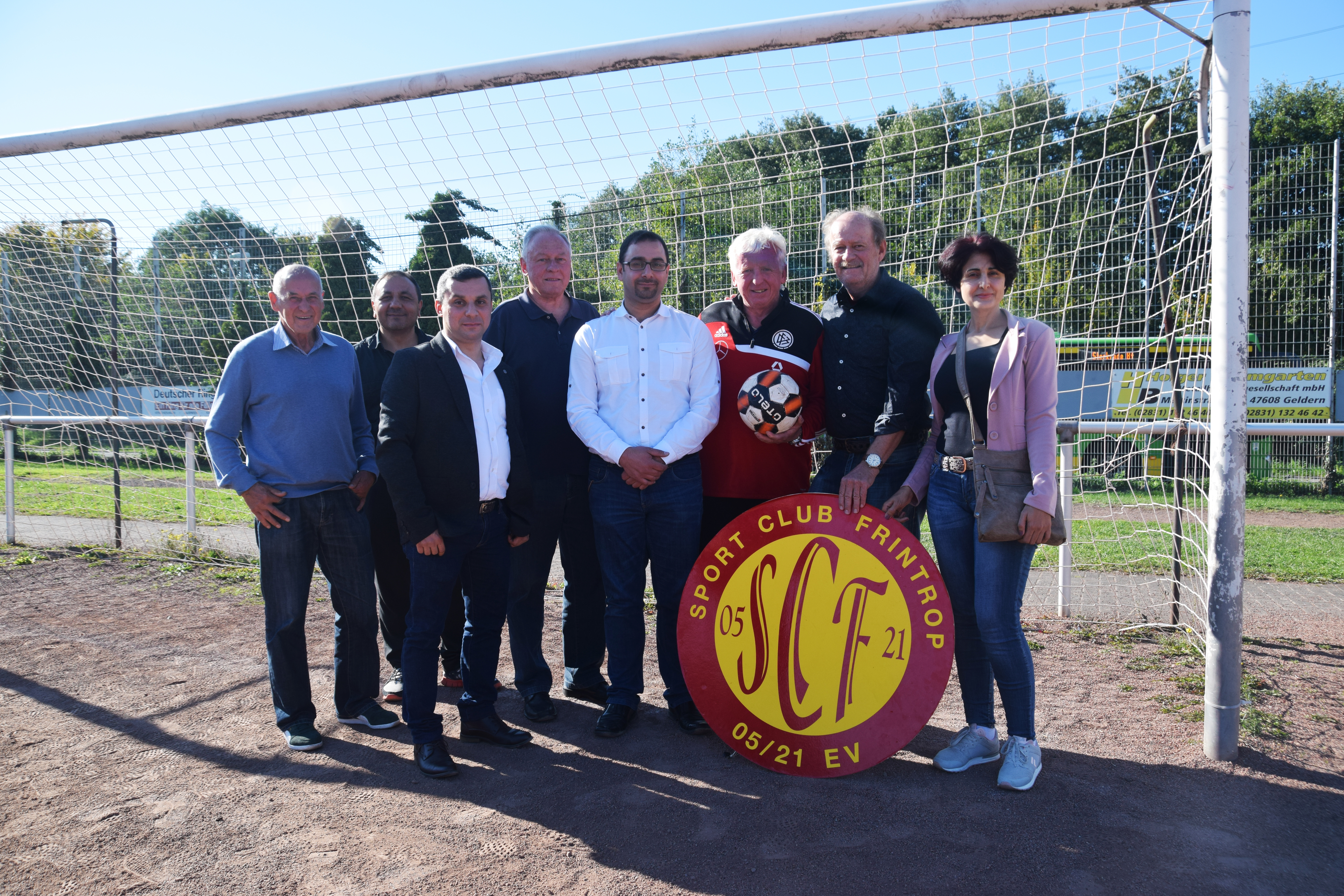 Günter Kropp vom SC Frintrop, Tuncer Kalayci vom Kommunalen Integrationszentrum Essen, Projekt-Teilnehmer Obayda Sabbagh, Kindertrainer in spe Ahmad Hamedi, Frank Peters (Fußballverband Niederrhein Kreis Essen), der Vorsitzende des SC Frintrop, Werner Engels, und Projekt-Teilnehmerin Haifaa Saeed freuen sich auf die Umsetzung der einzigartigen Idee. Foto: Sikora