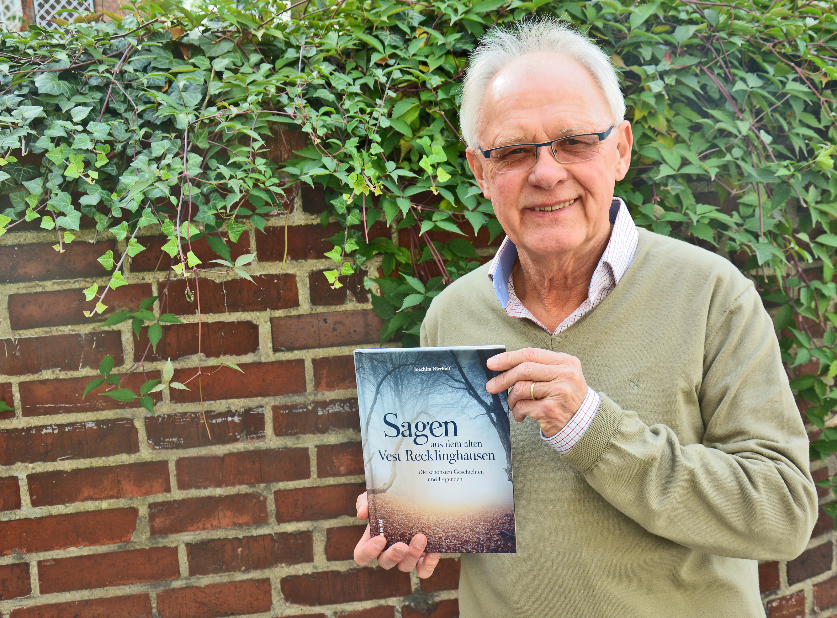 Joachim Nierhoff, Pädagoge und Buchhändler im Unruhestand, hat sich ganz den alten Sagen und Legenden verschrieben. Nun hat er sich in einem Buch mit Geschichten aus dem alten Vest zwischen Haltern am See und Gladbeck, Dorsten und Castrop-Rauxel, sowie Oberhausen, Gelsenkirchen und Bottrop beschäftigt. Foto: Borgwardt