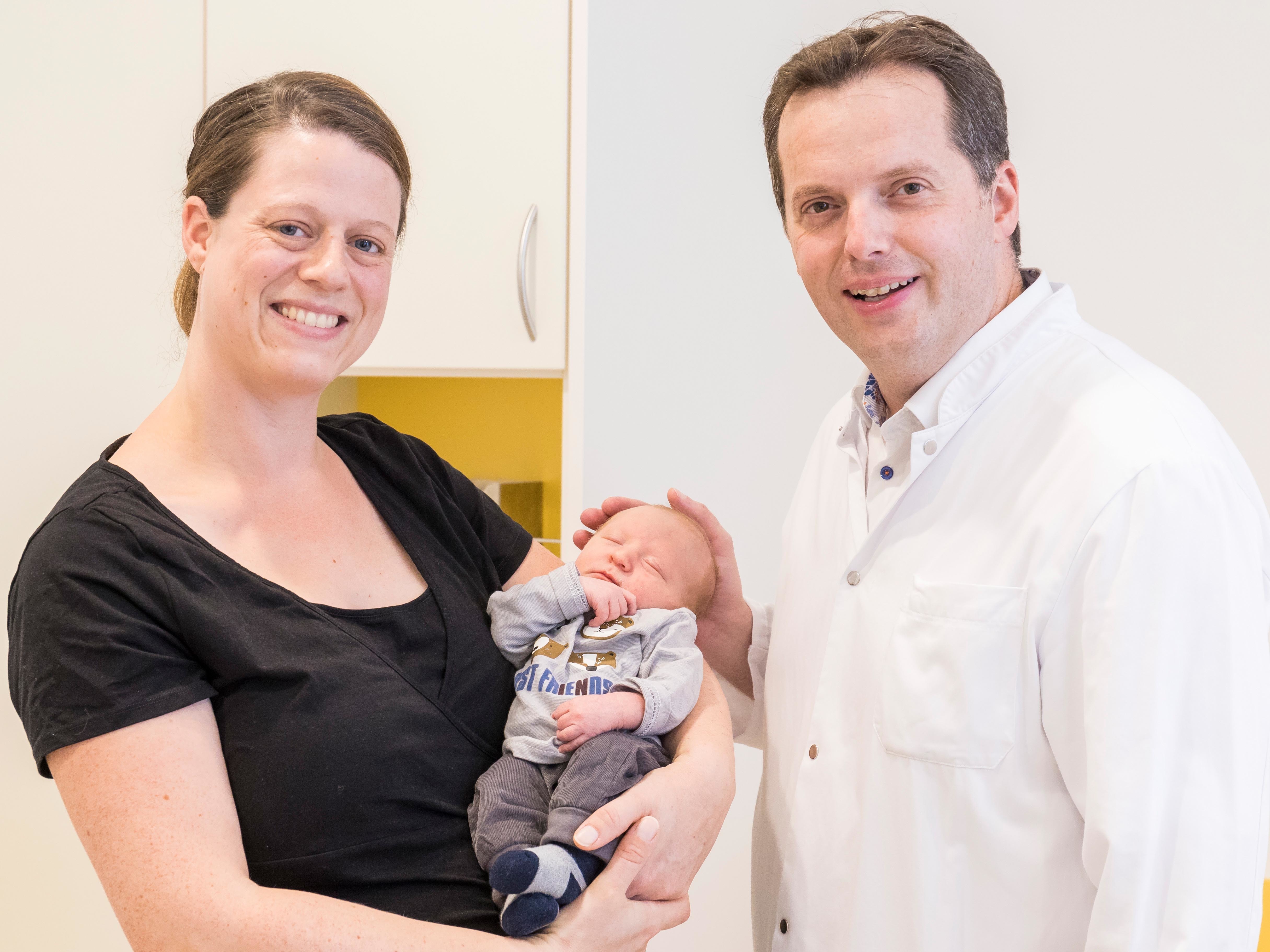 Mutter Alina Sievert mit Jubiläumsbaby Ole und Chefarzt Prof. Dr. Sven Schiermeier.